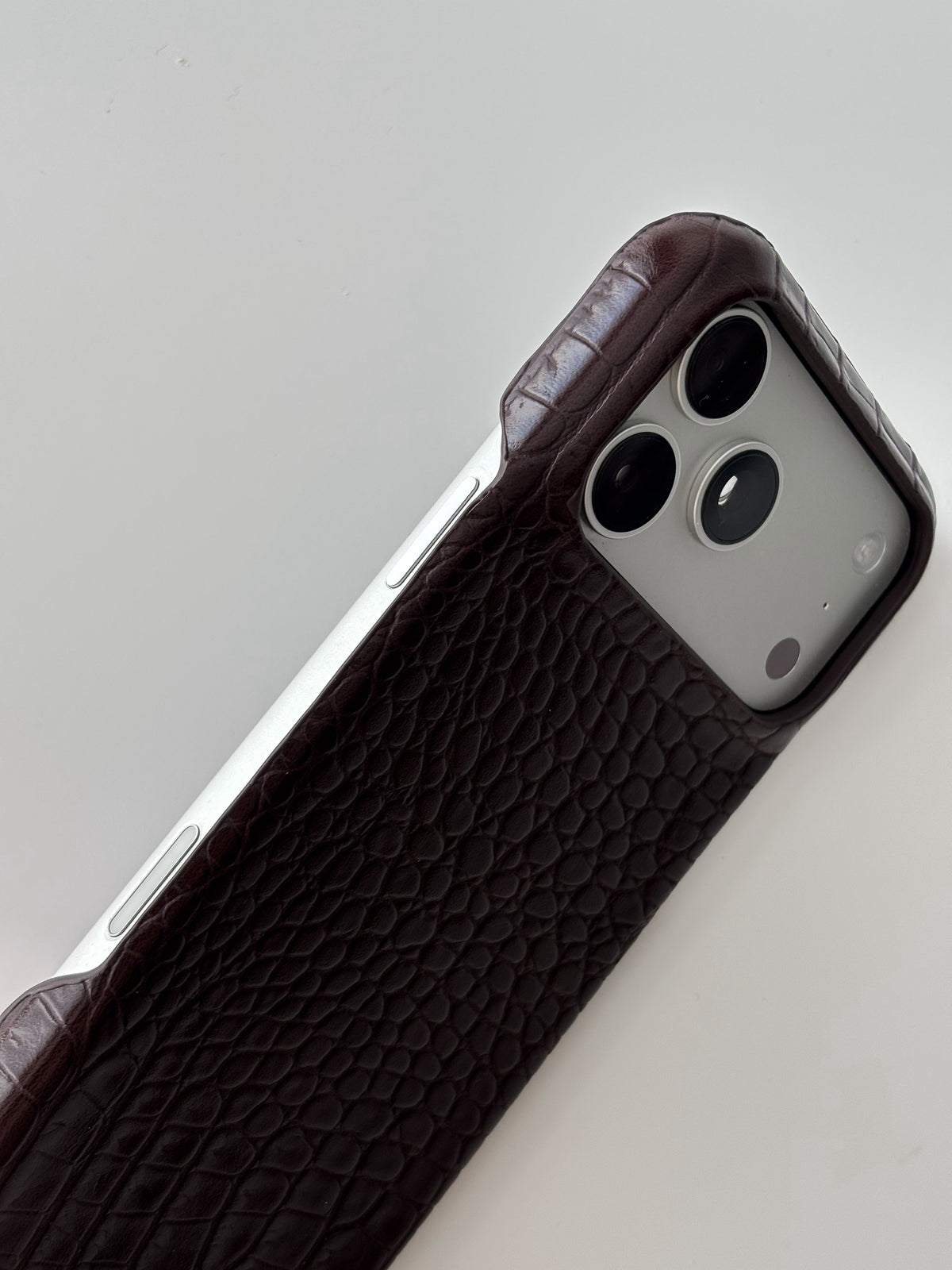 Шоколадний чохол Gator Skin для iPhone — діагональний вигляд уздовж бокової грані