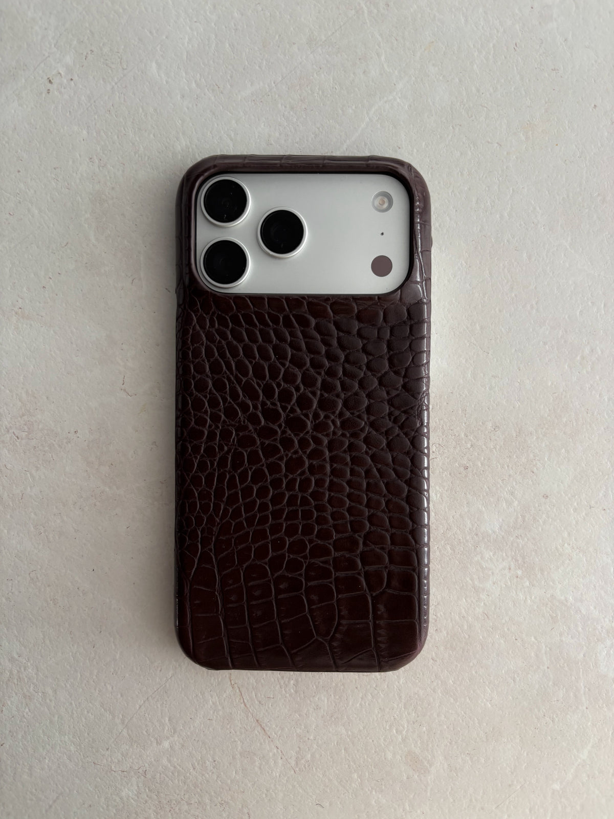 Шоколадний чохол Gator Skin для iPhone з фактурою під шкіру крокодила — вигляд ззаду