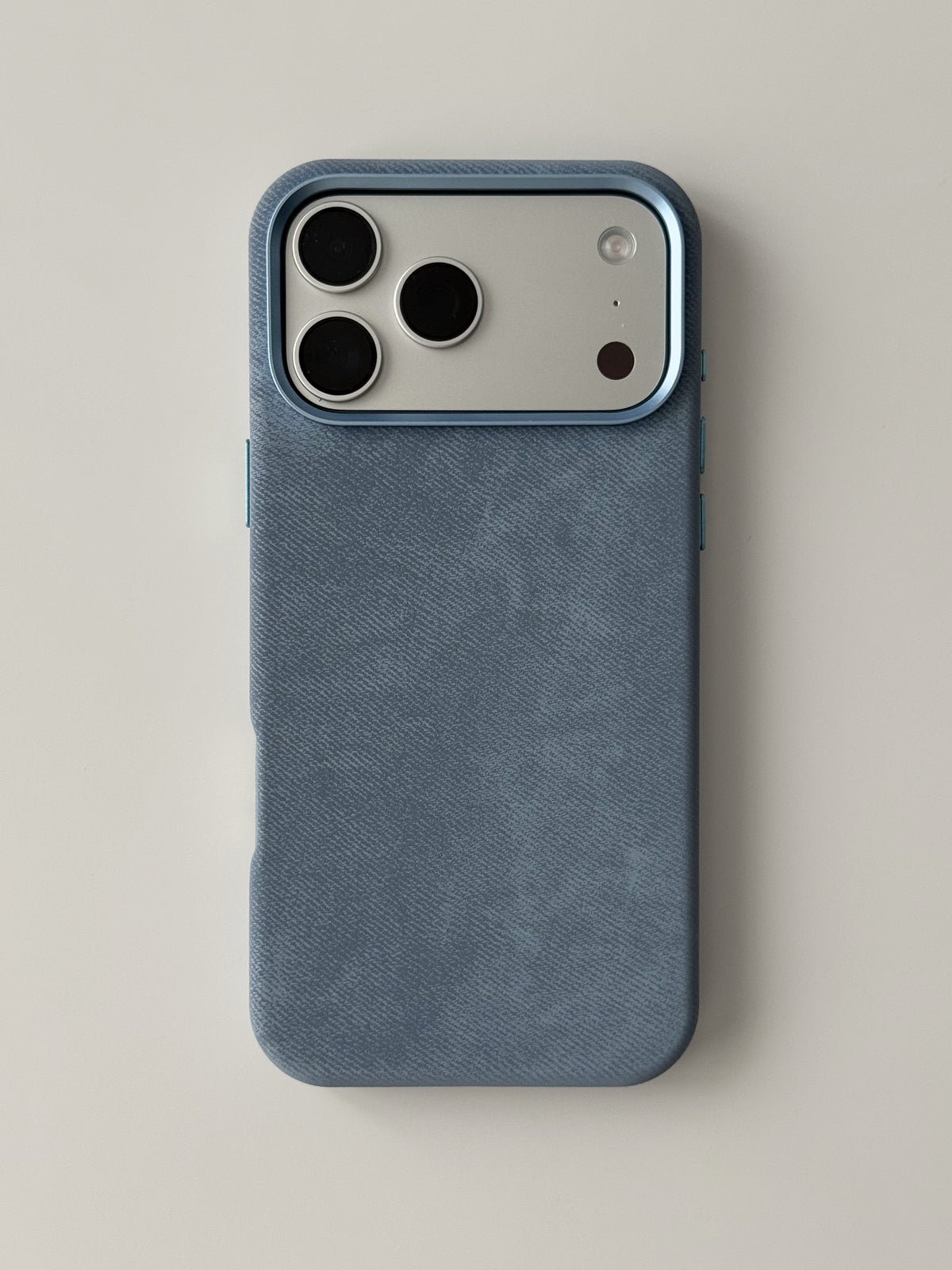Блакитний чохол «Замшева м’якість» для iPhone з м’якою ворсистою фактурою — вигляд ззаду
