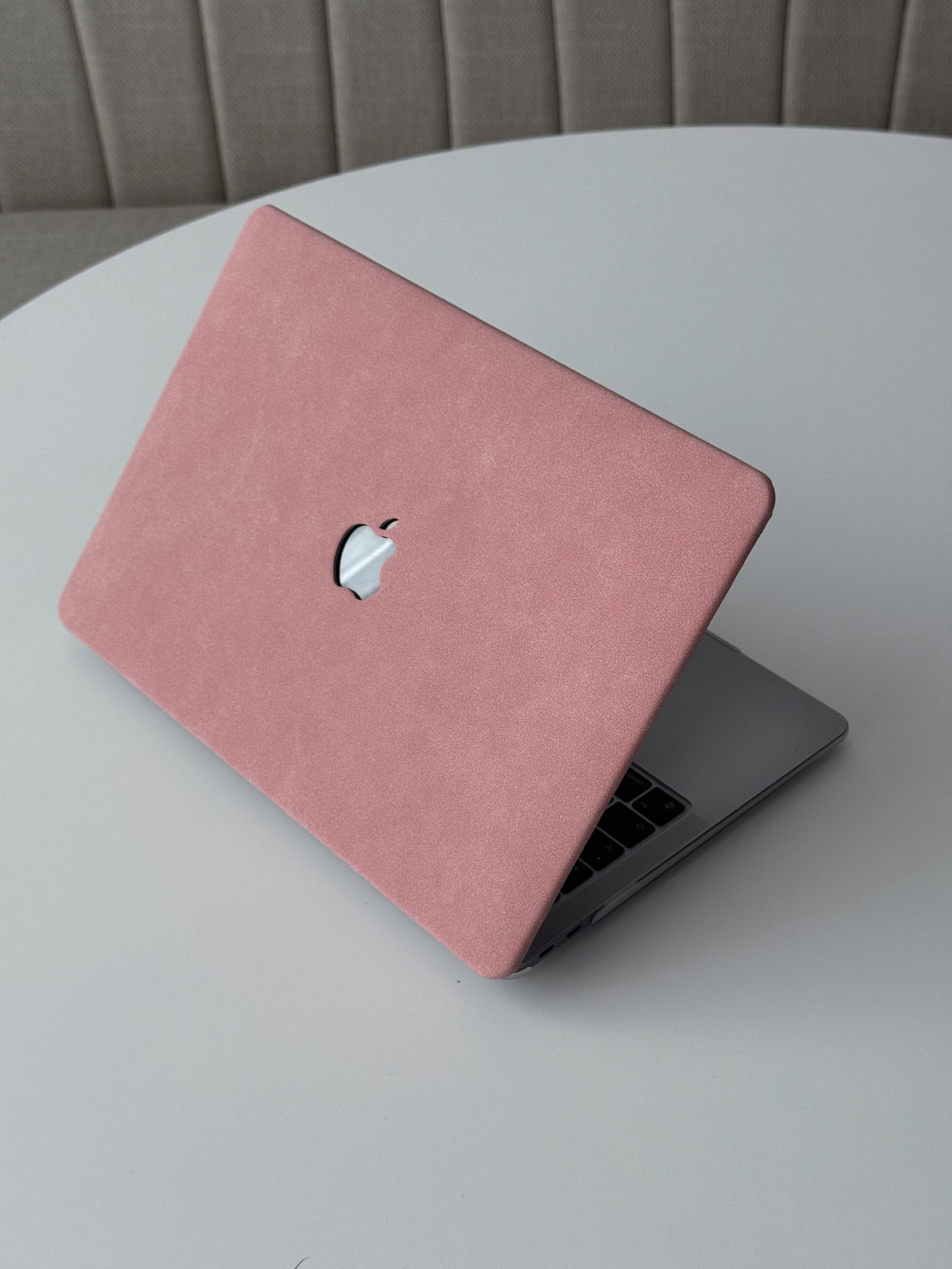 Рожевий чохол «Замшева м’якість» на напіввідкритому MacBook на білому столі