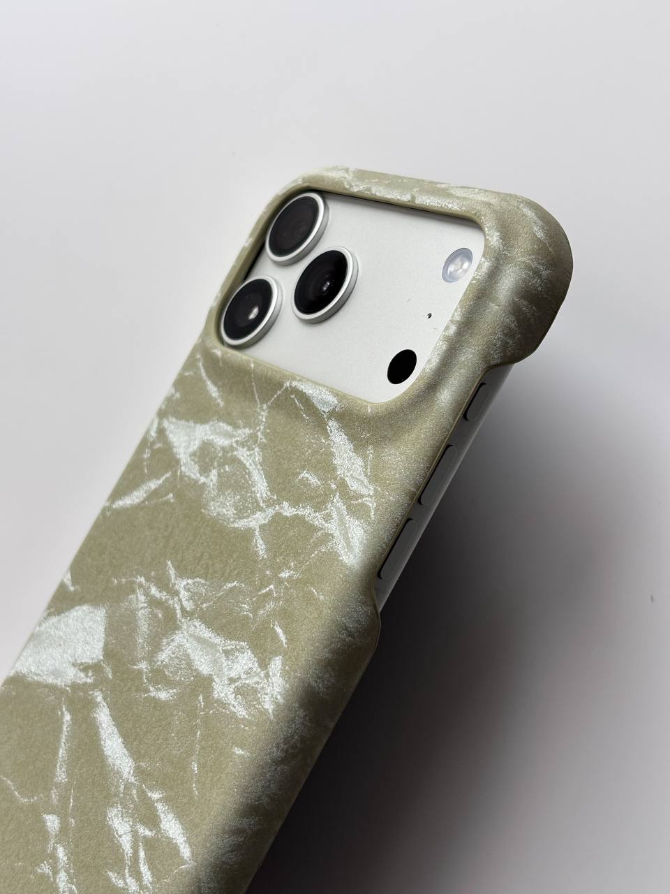 Оливковий чохол «Оксамит» для iPhone — крупний план широкого вирізу під камери