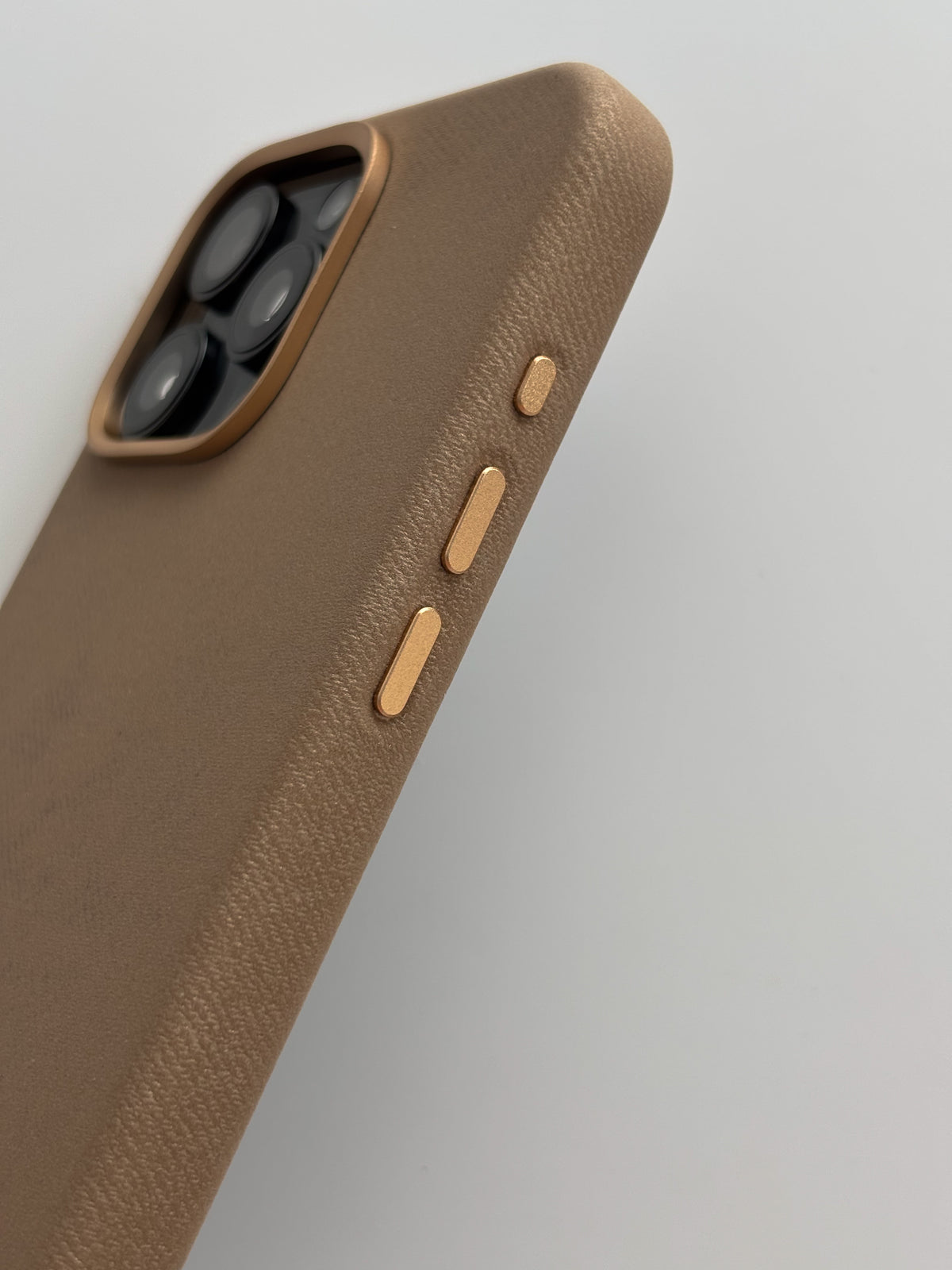 Карамельний чохол для iPhone — бокова грань із золотистими кнопками