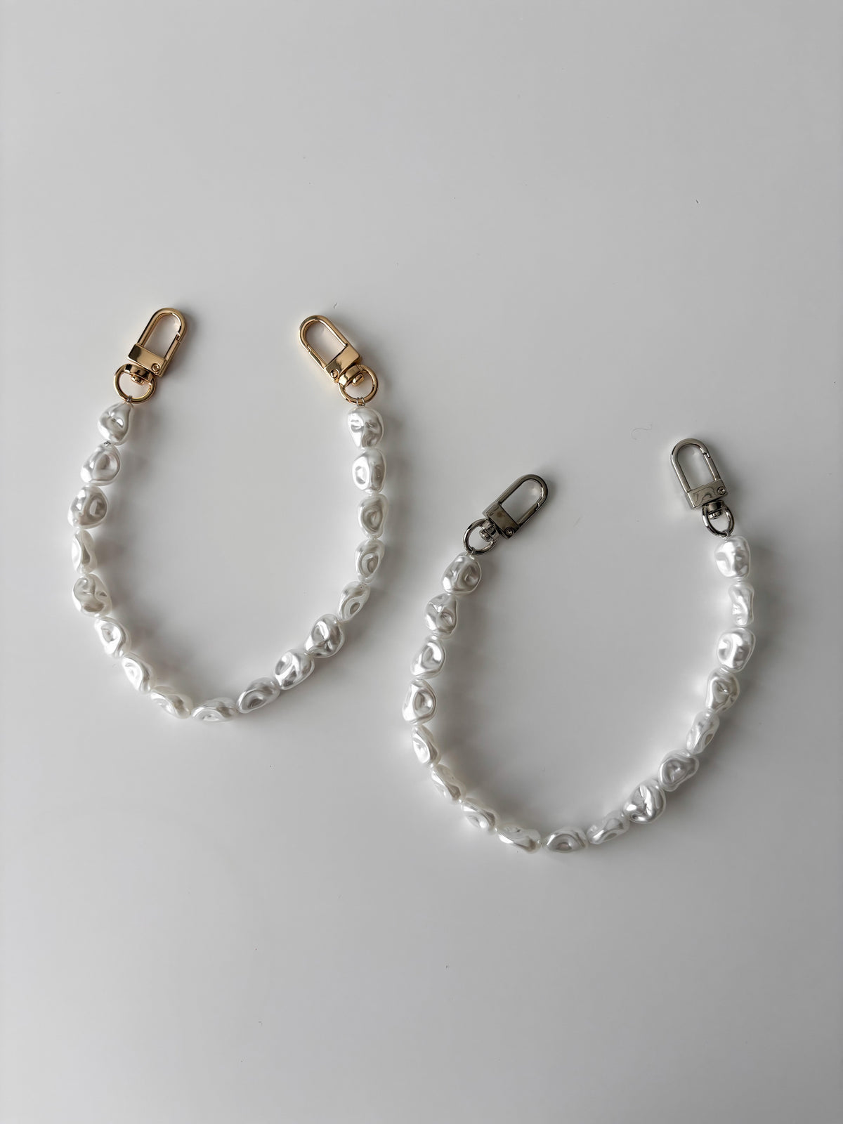 Два короткі ланцюжки Baroque Pearl із білих перламутрових намистин неправильної форми — із золотистими та сріблястими карабінами