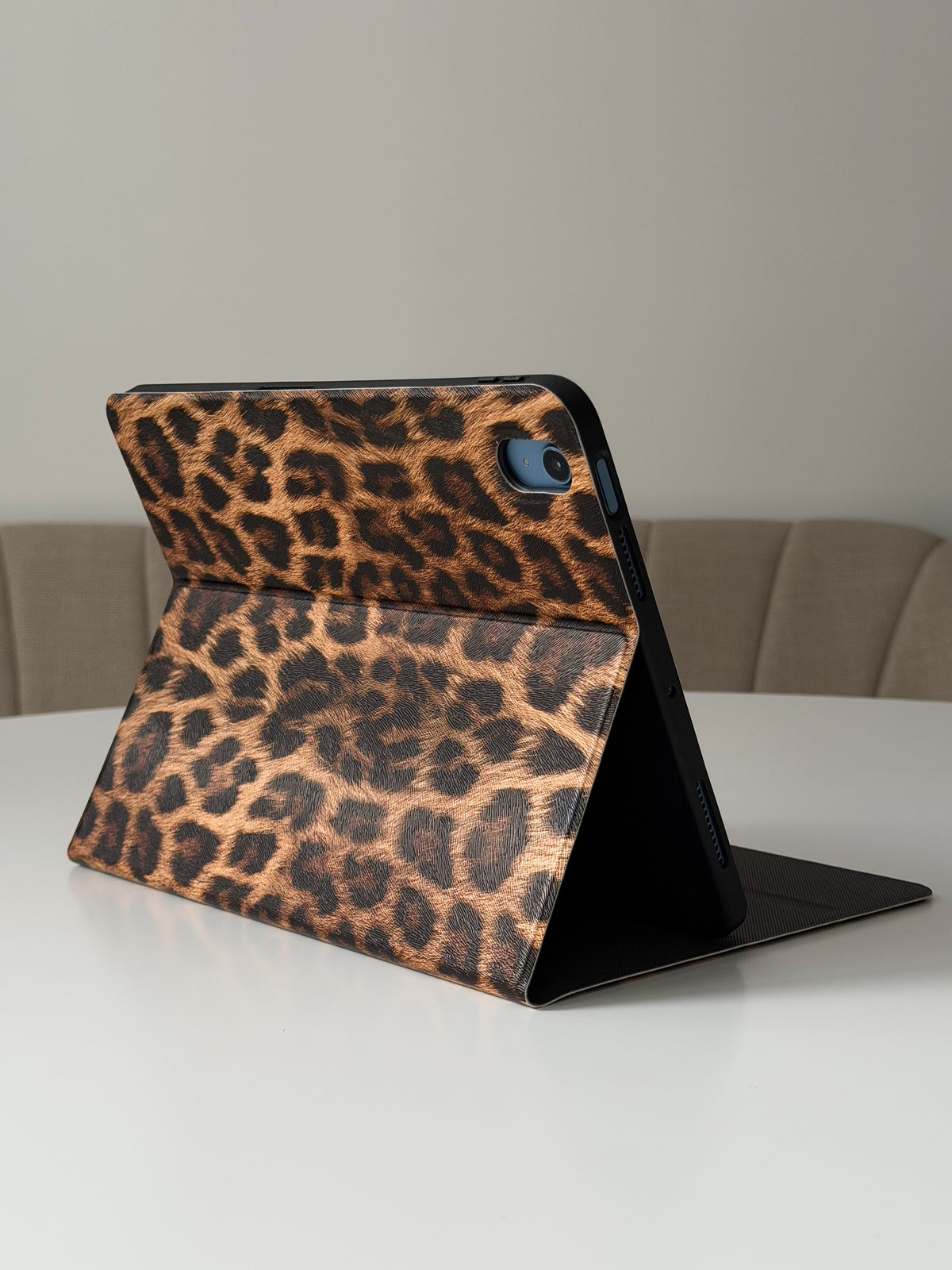 Чохол-книжка Leopard Amber для iPad з бурштиново-коричневим леопардовим принтом у положенні підставки — вигляд ззаду