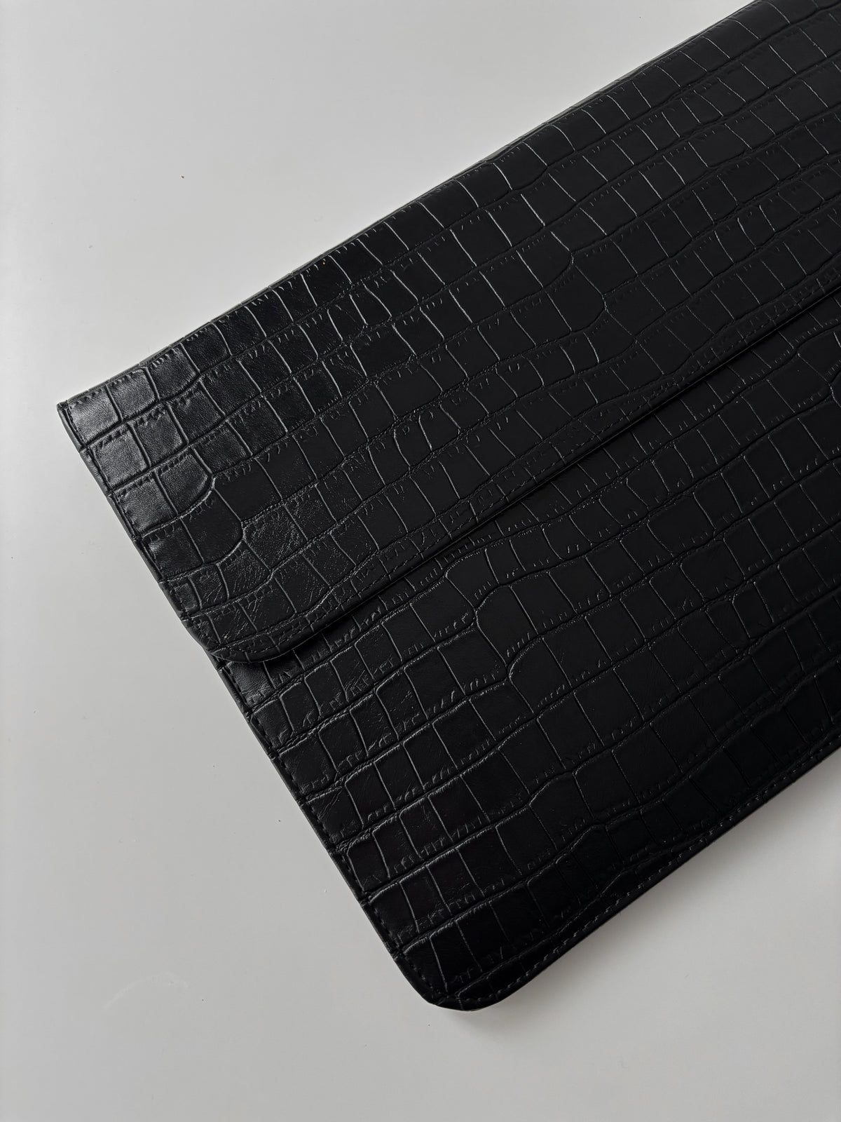 Чорний конверт Gator Skin — діагональний вигляд на клапан