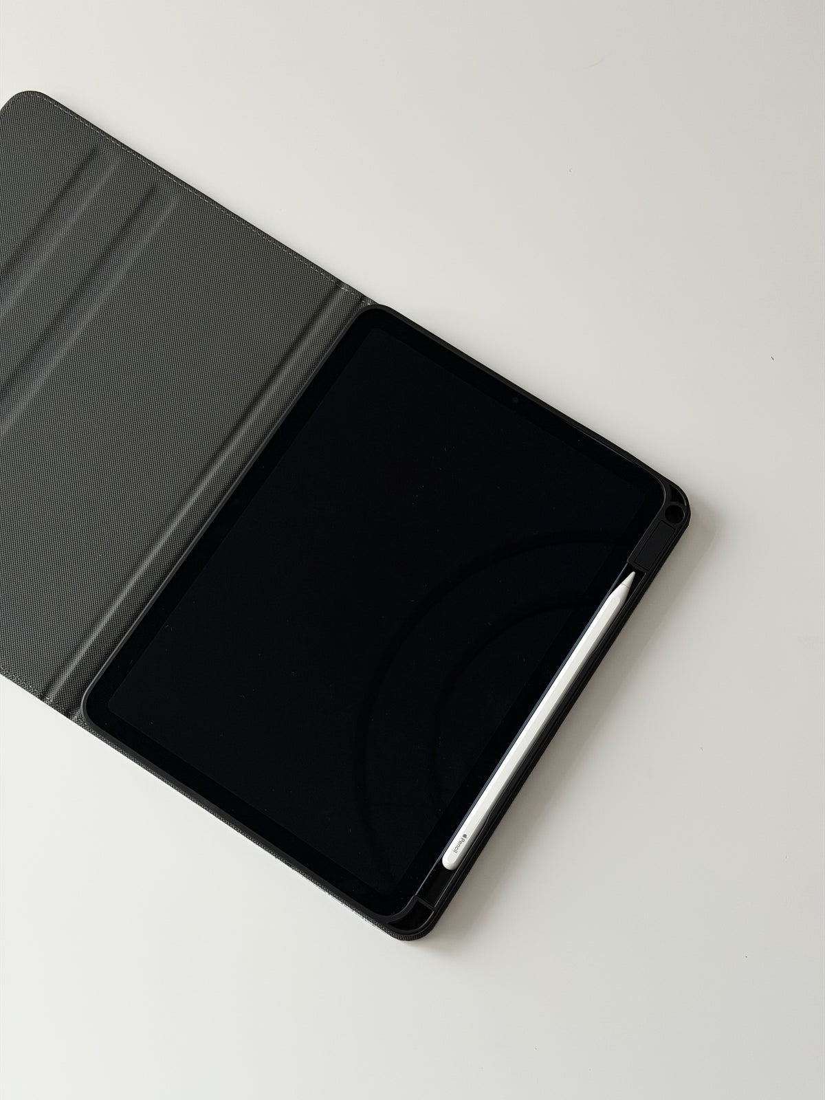Відкритий чохол-книжка Gator Skin — iPad у чорній рамці зі стилусом