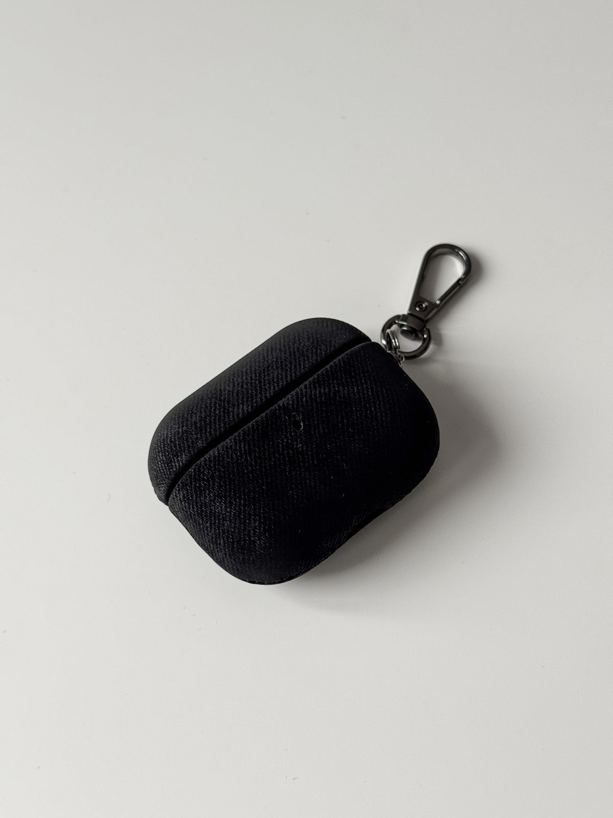 Чорний чохол «Замшева м’якість» для AirPods з м’якою ворсистою фактурою та карабіном