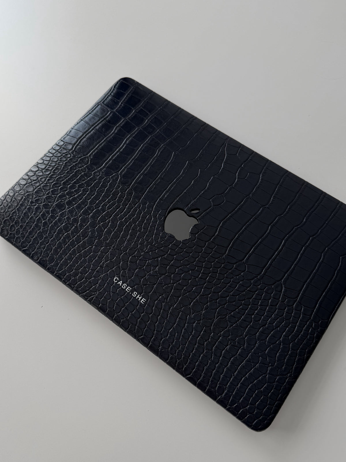 Темно-синій чохол-накладка Gator Skin для MacBook з фактурою під шкіру крокодила та написом CASE.SHE