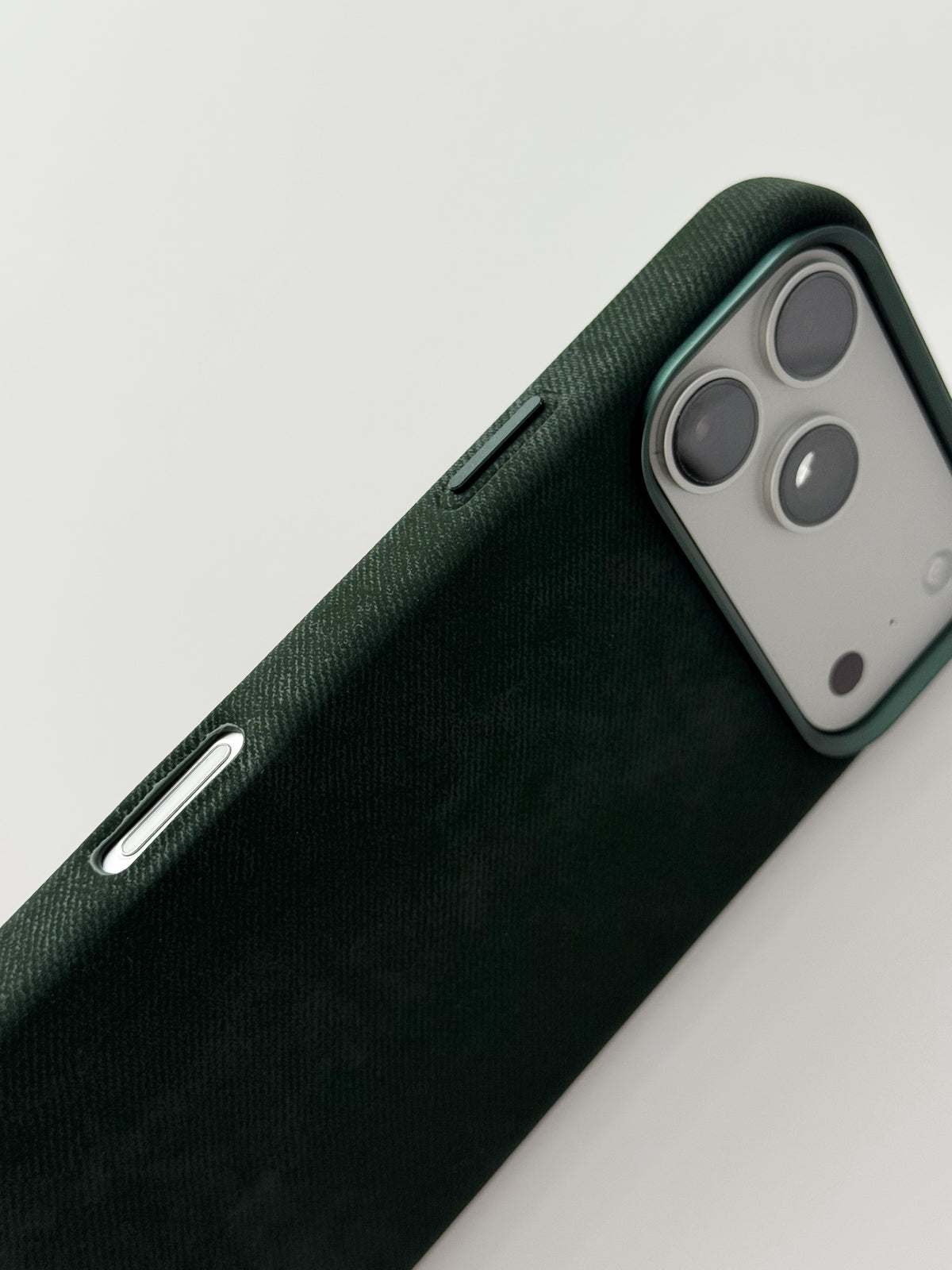 Темно-зелений чохол для iPhone — діагональний вигляд на кнопку та рамку камер