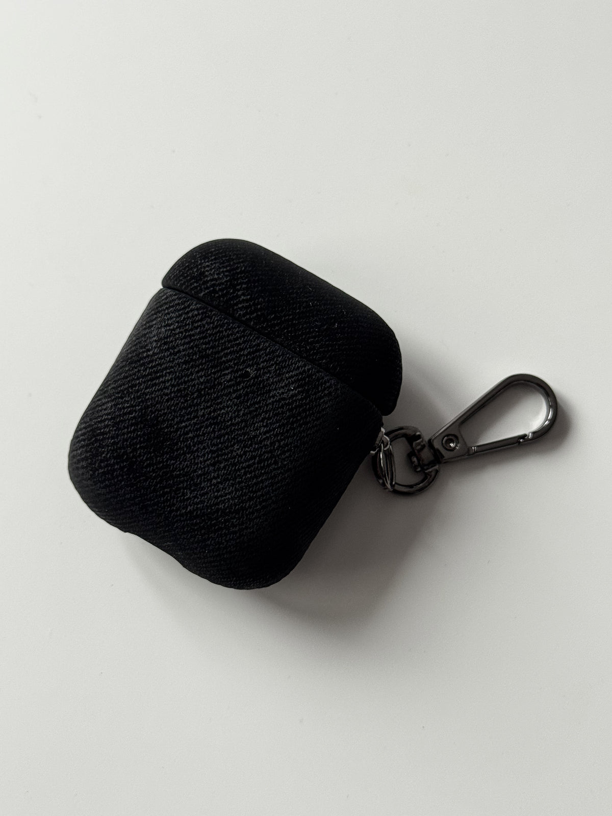 Чорний чохол «Замшева м’якість» із карабіном на вужчому кейсі AirPods