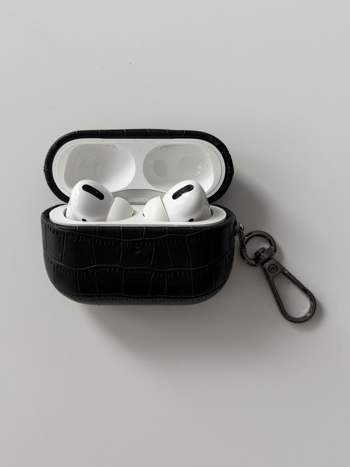 Відкритий чорний чохол Gator Skin із навушниками AirPods усередині