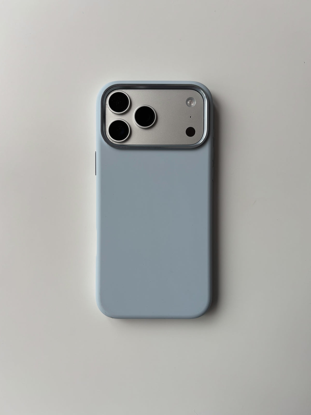 Світло-блакитний матовий чохол «Металеві деталі» для iPhone з металевою рамкою камер — вигляд ззаду