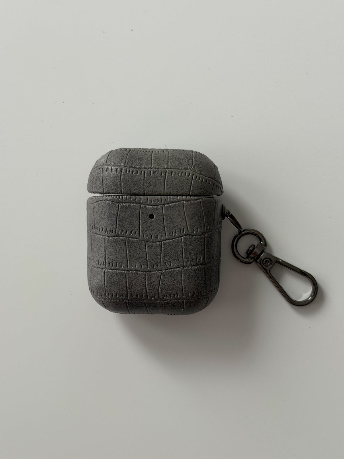 Сірий чохол Gator Skin із карабіном на вужчому кейсі AirPods