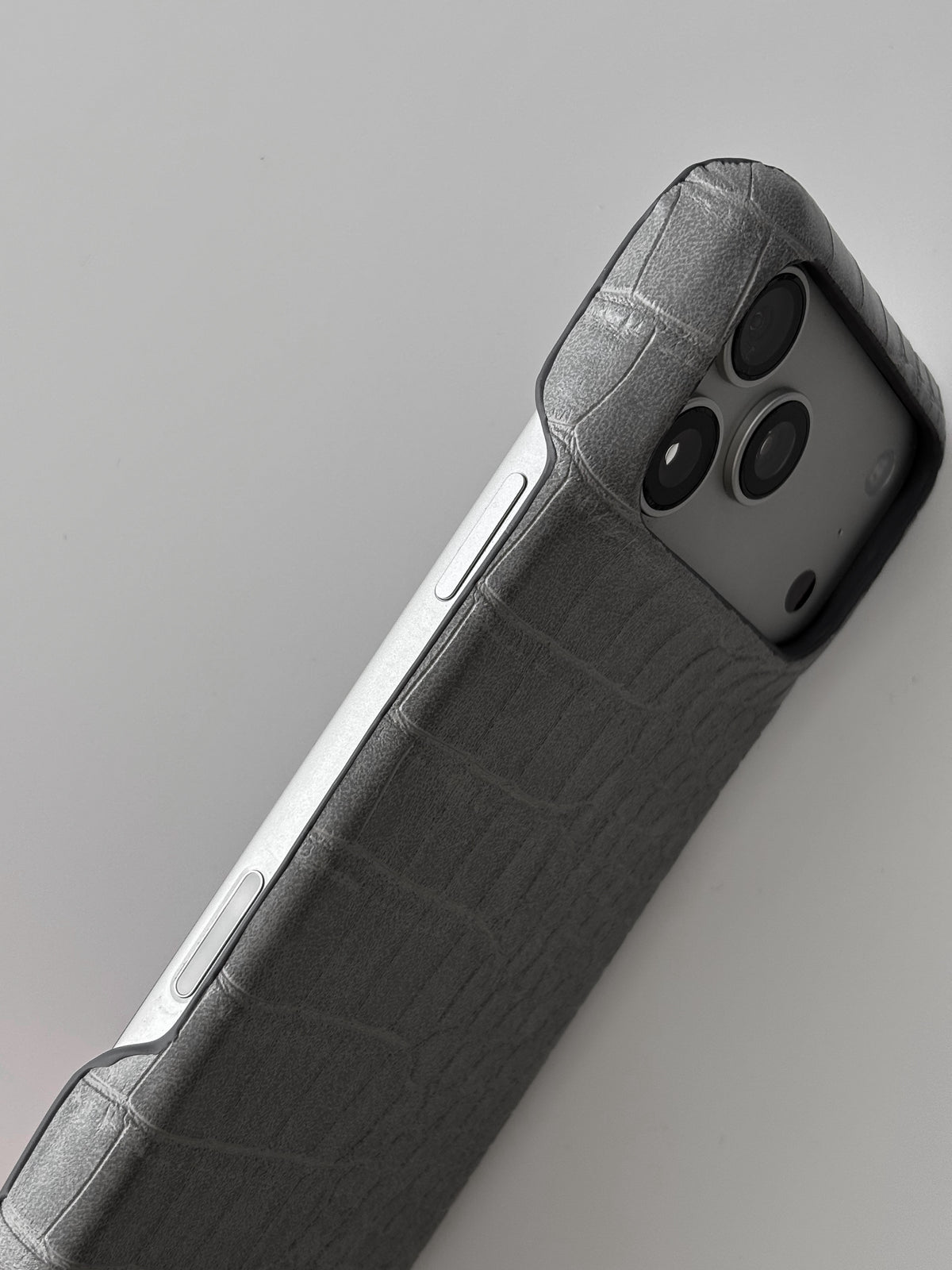 Сірий чохол Gator Skin для iPhone — крупний план бічної грані з кнопками