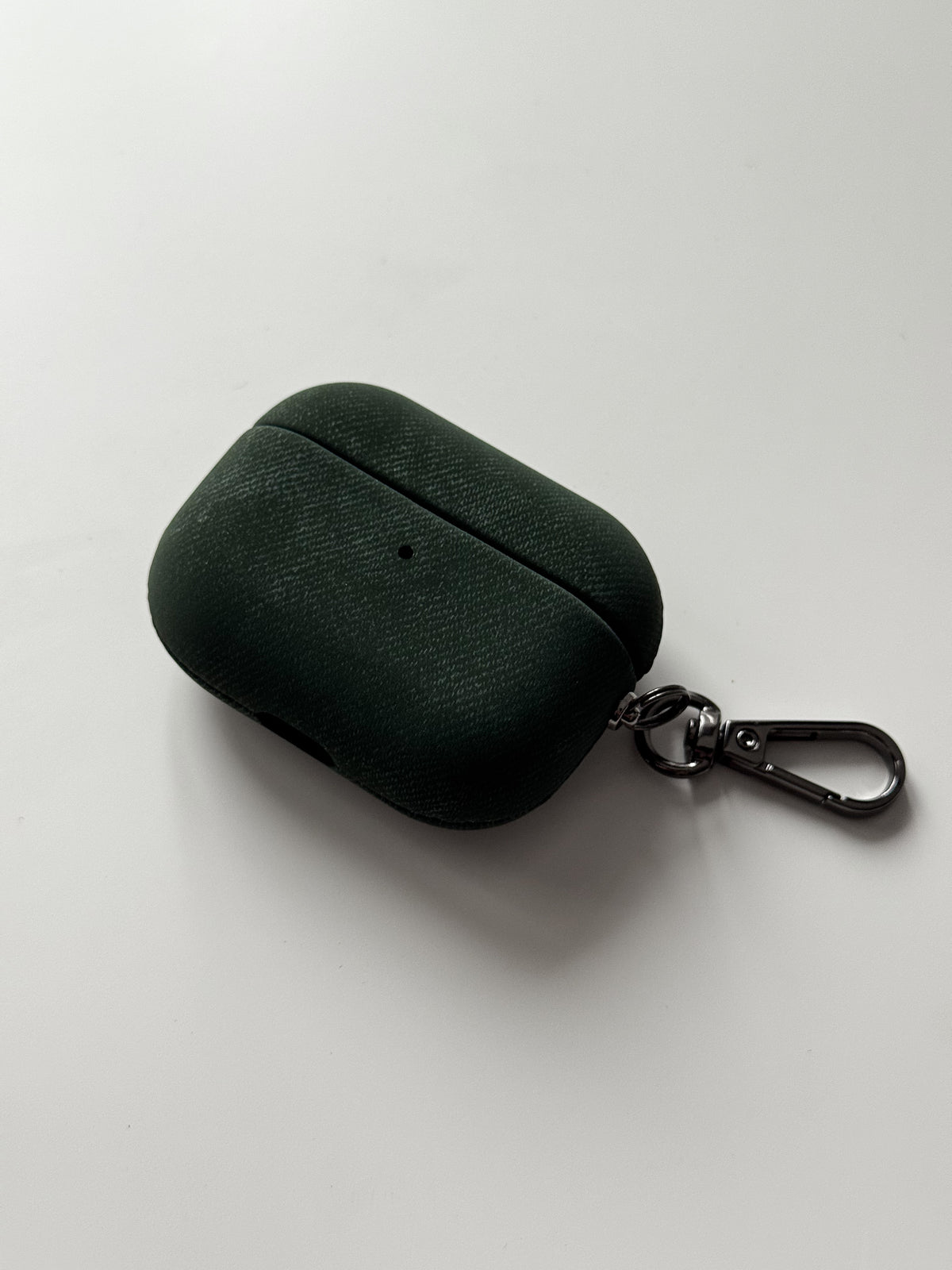 Темно-зелений чохол «Замшева м’якість» для AirPods з м’якою ворсистою фактурою та карабіном