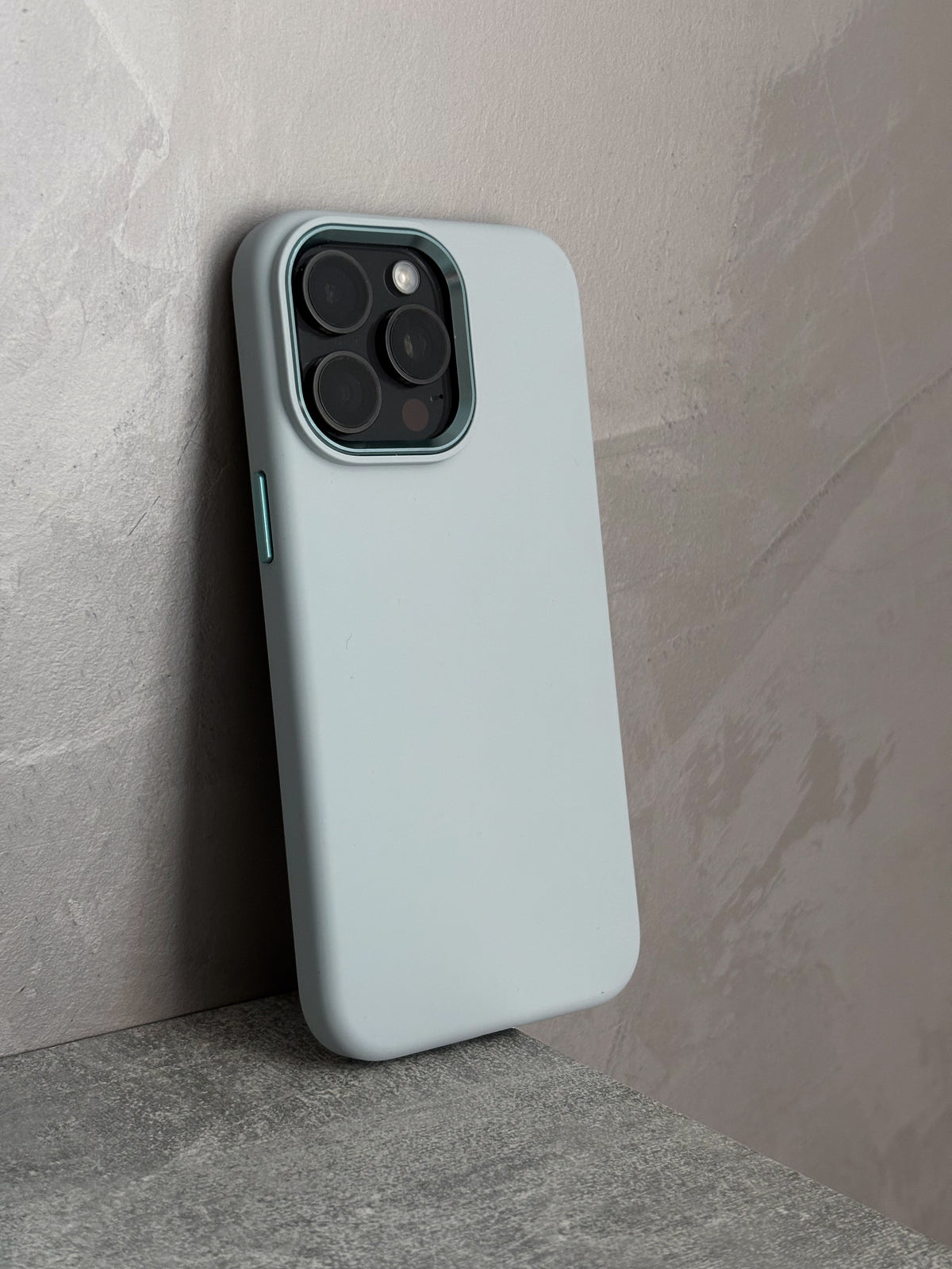 М’ятний чохол «Металеві деталі» для iPhone, спертий на стіну