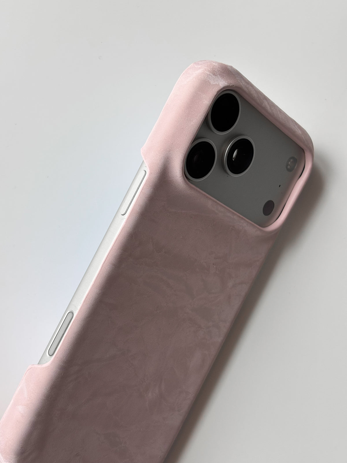Рожевий чохол «Оксамит» для iPhone — діагональний вигляд уздовж бокової грані з кнопками
