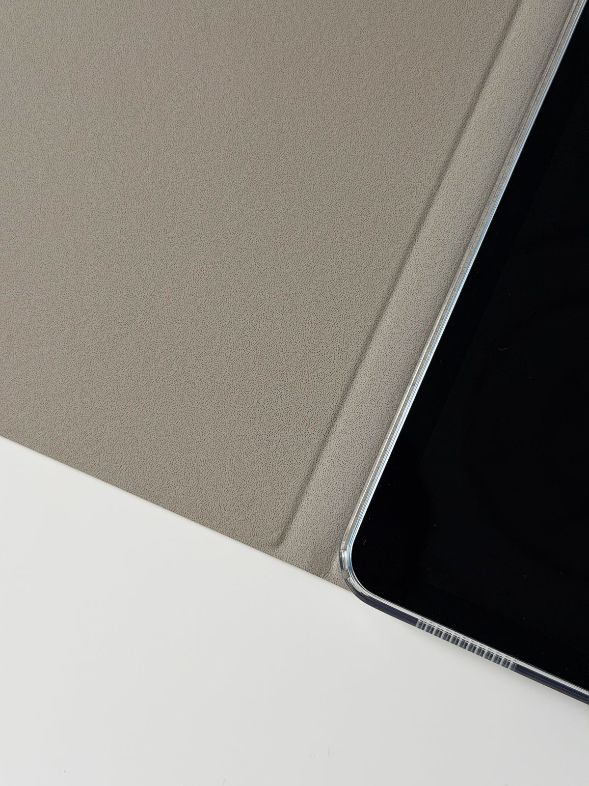 Чохол-трансформер для iPad — край прозорої рамки біля світло-бежевої обкладинки