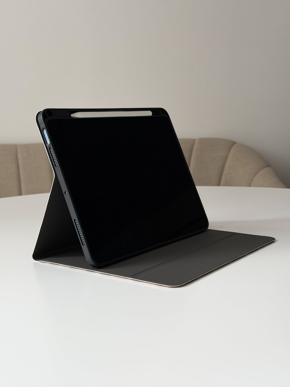 iPad у чохлі-книжці Leopard Amber на підставці — вигляд на екран і стилус угорі