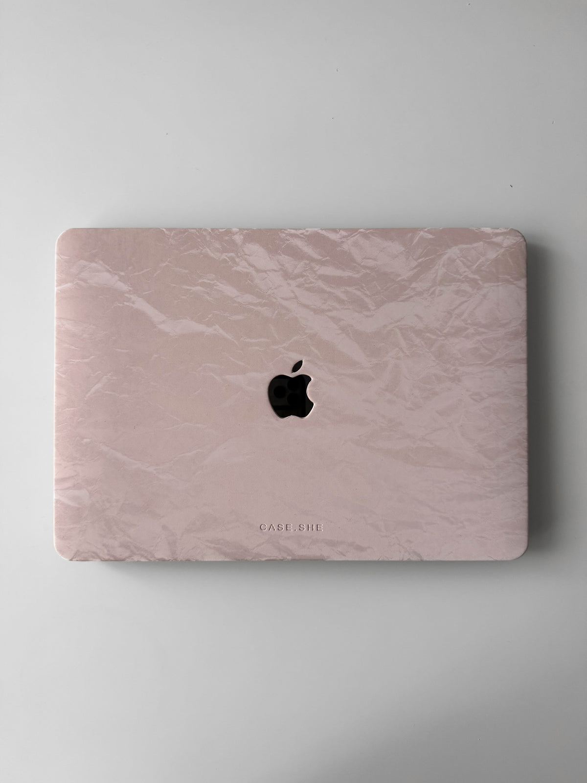 Рожевий чохол «Оксамит» для MacBook — вигляд зверху на кришку