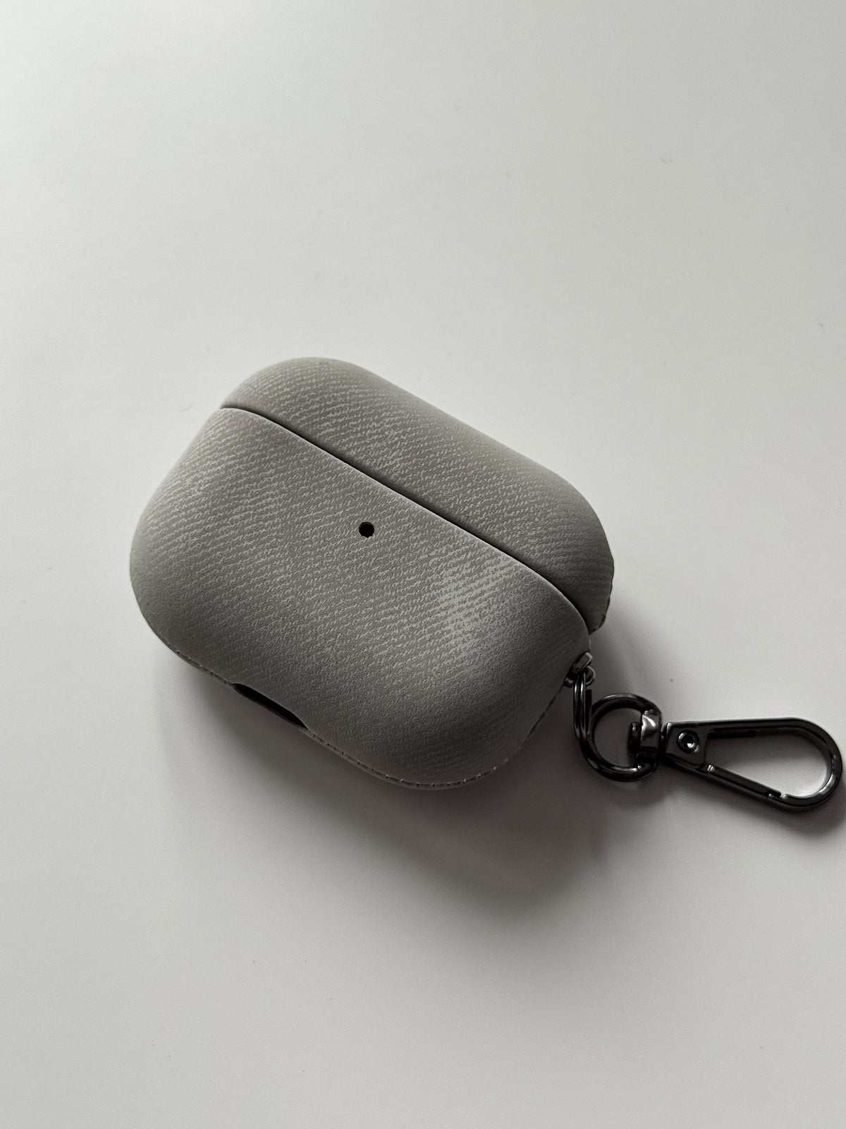 Сірий чохол «Замшева м’якість» для AirPods з м’якою ворсистою фактурою та карабіном