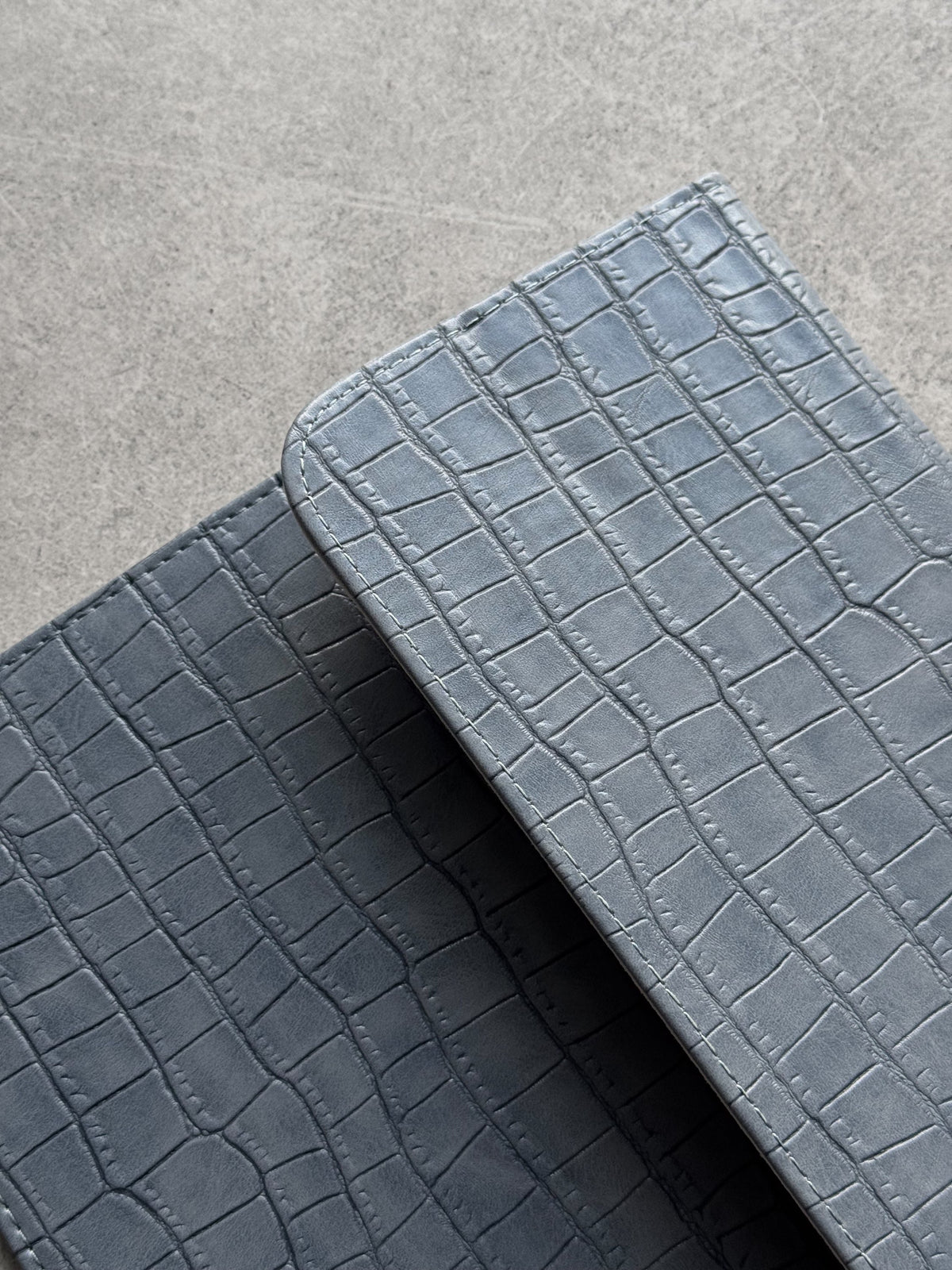 Сіро-блакитний конверт Gator Skin — крупний план піднятого клапана