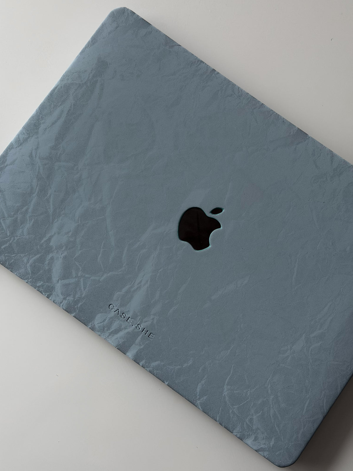Блакитний чохол «Оксамит» для MacBook — діагональний вигляд на кришку