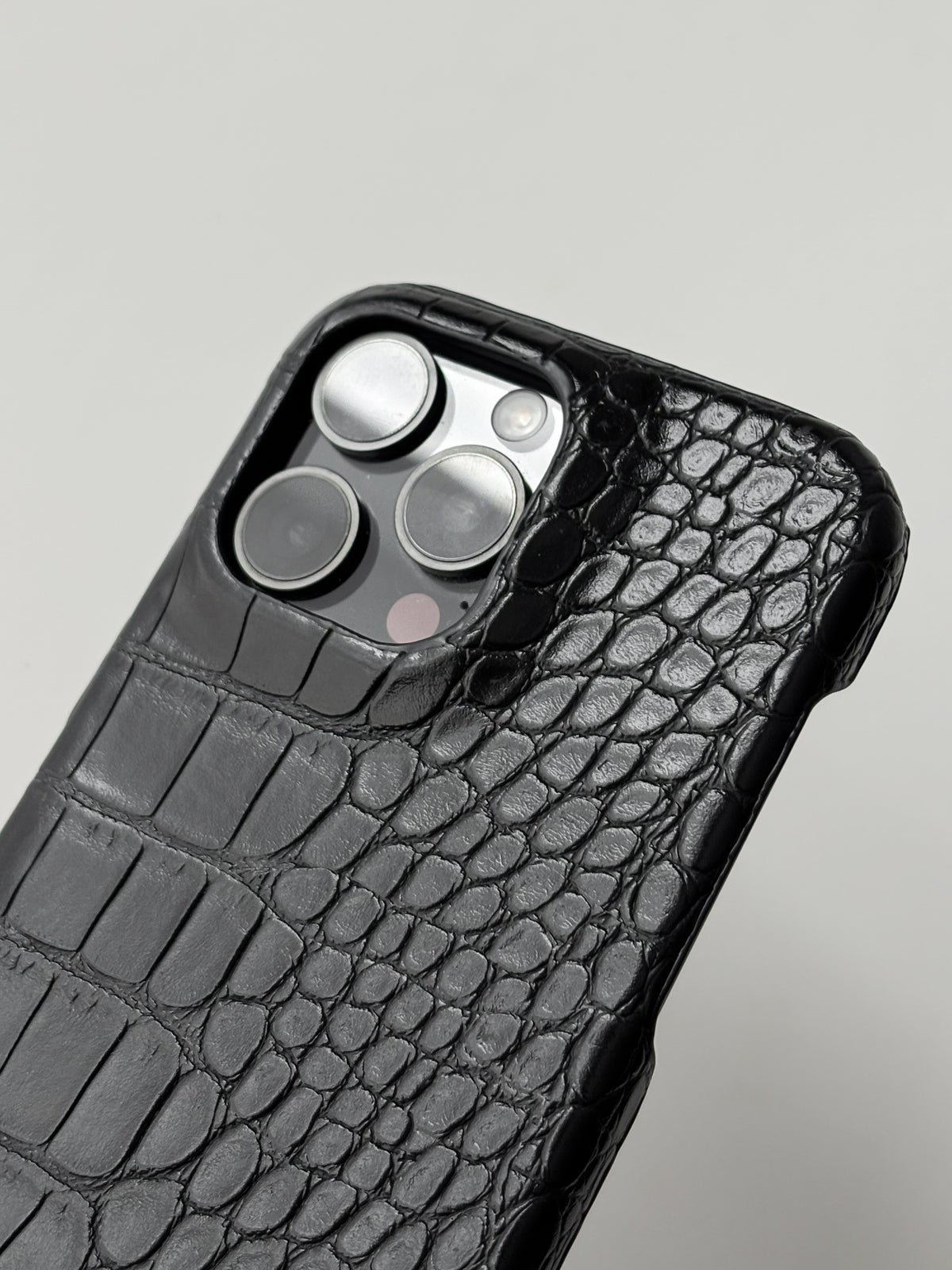 Чорний чохол Gator Skin для iPhone — крупний план вирізу під камери та фактури