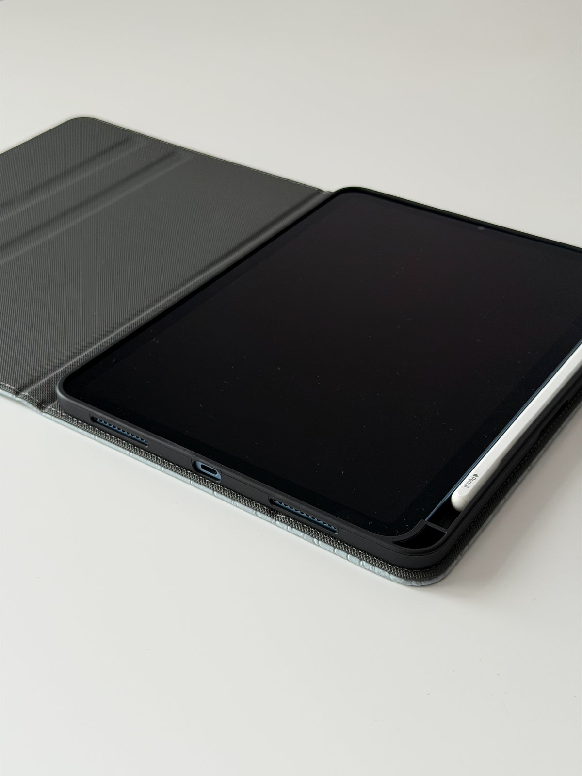 Відкритий чохол-книжка для iPad — нижній край із вирізами під порт і динаміки