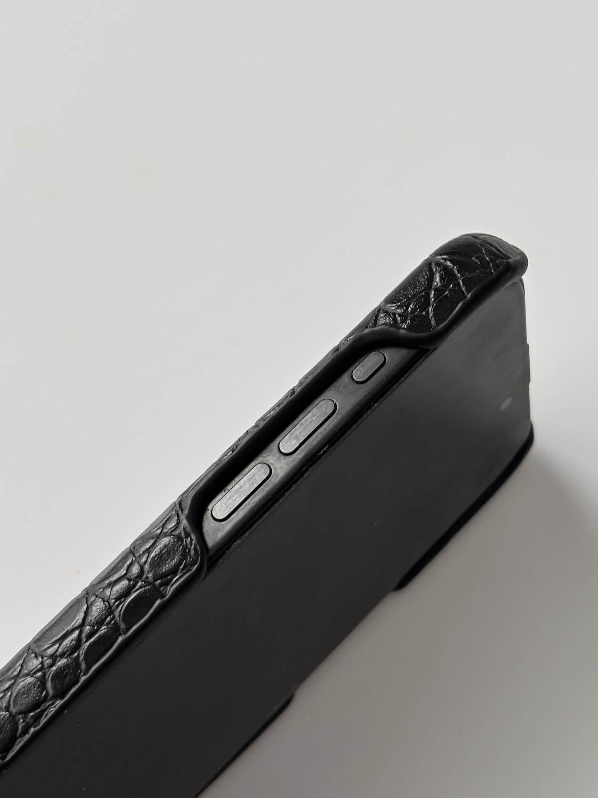 Чорний чохол Gator Skin для iPhone — вигляд збоку на кнопки