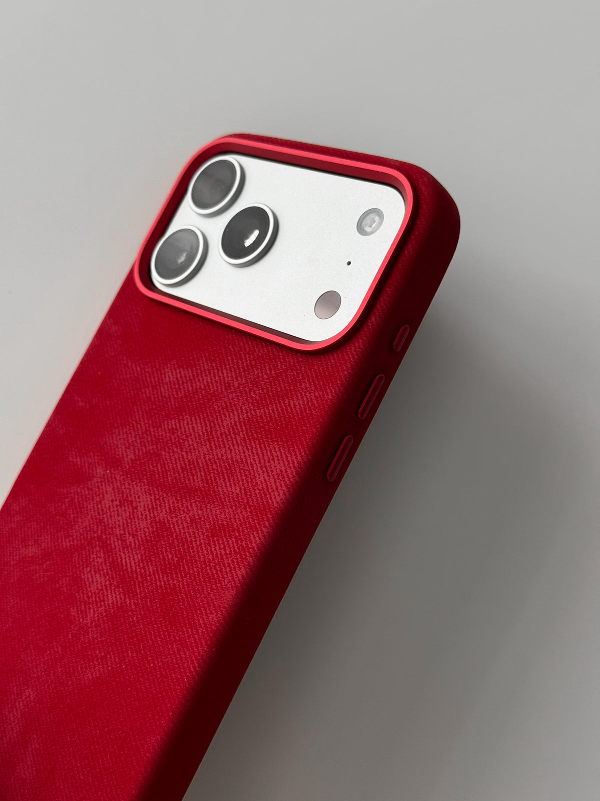 Червоний чохол для iPhone — діагональний вигляд на широку рамку камер