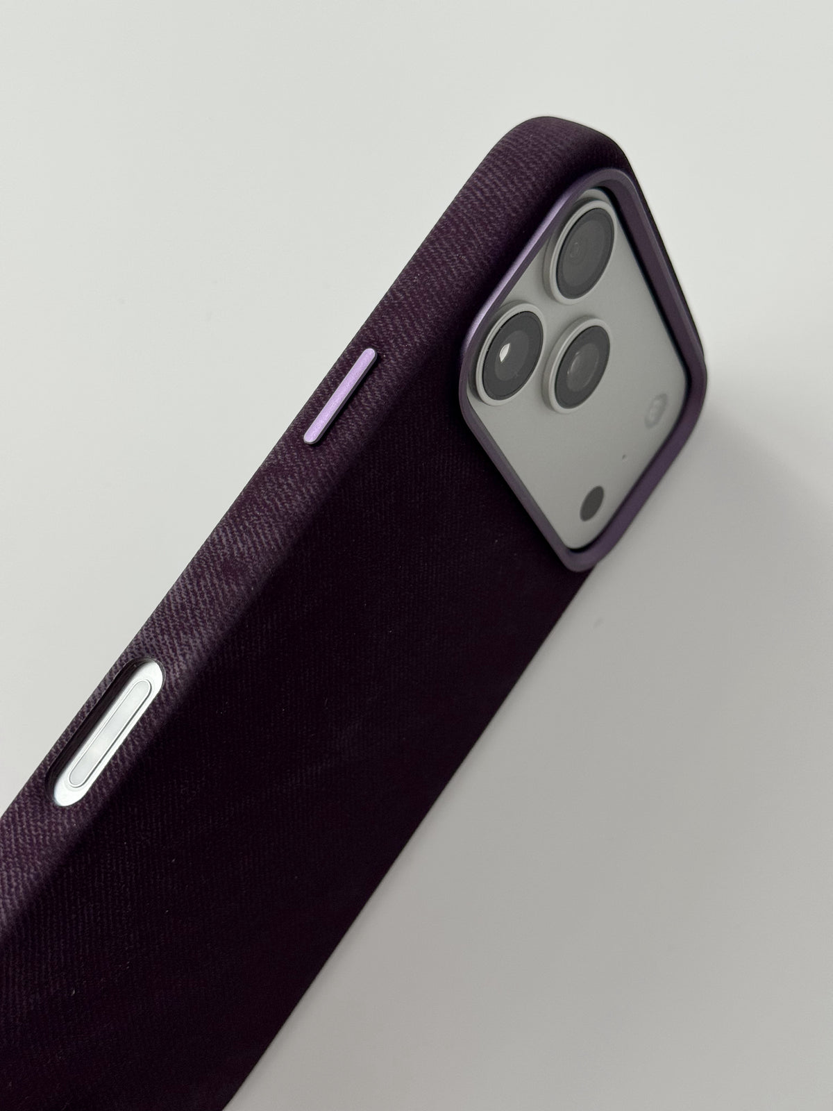 Чохол для iPhone — діагональний вигляд на рамку камер і кнопку