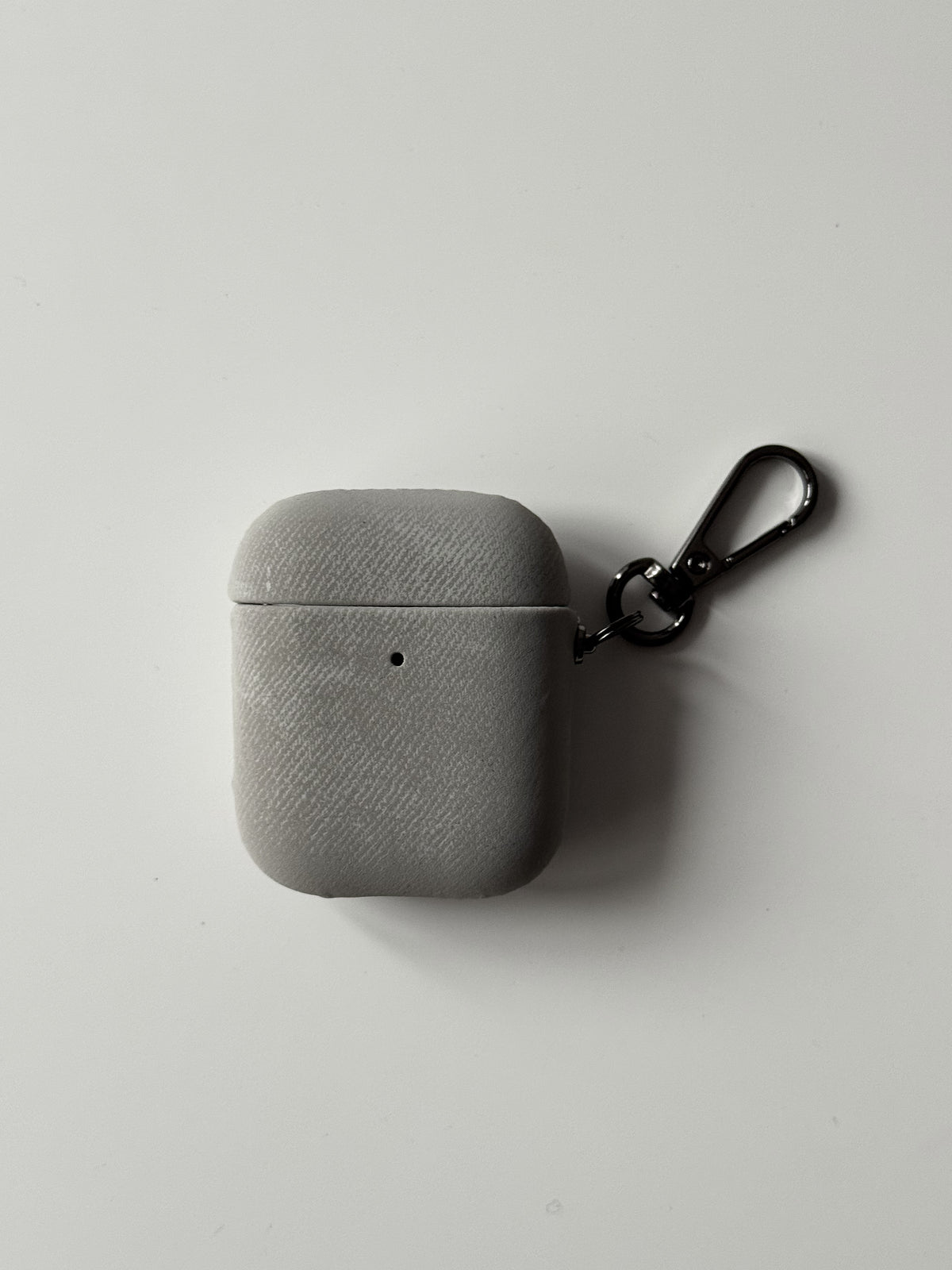 Сірий чохол «Замшева м’якість» із карабіном на вужчому кейсі AirPods — вигляд спереду