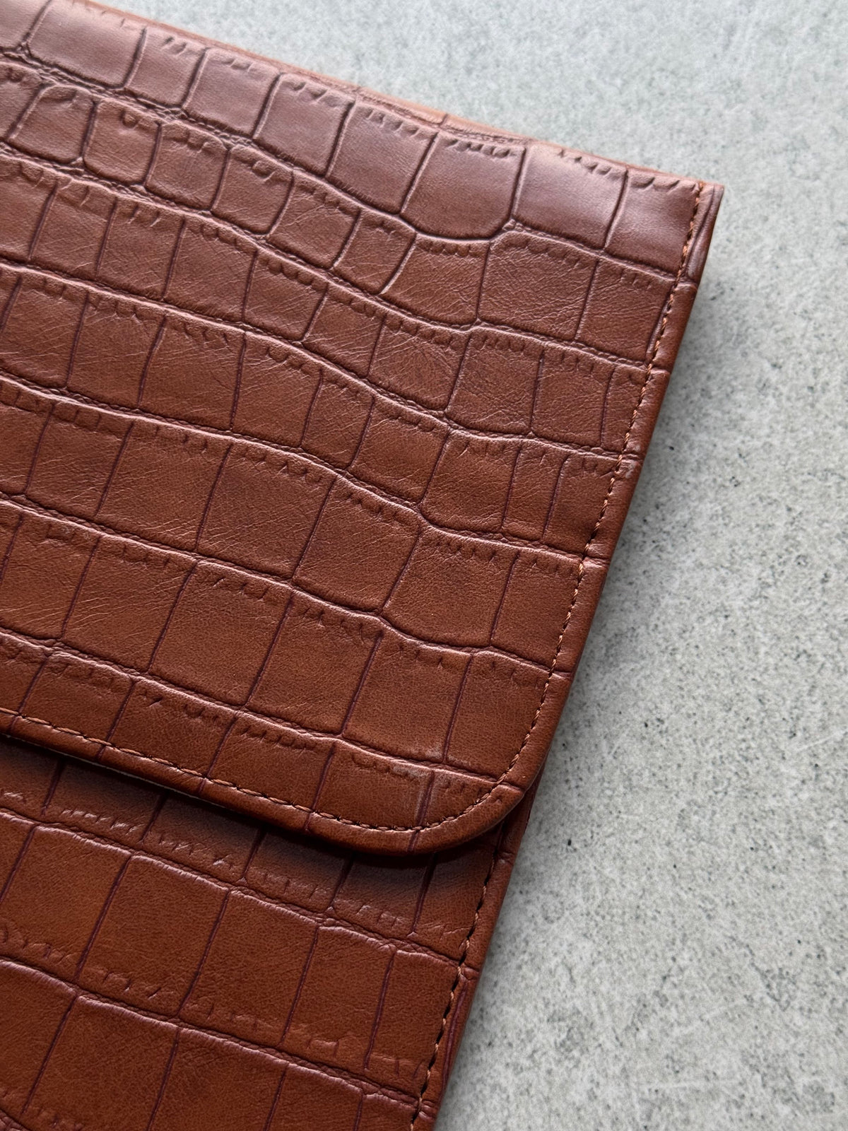 Коричневий конверт Gator Skin — крупний план кута клапана зі строчкою