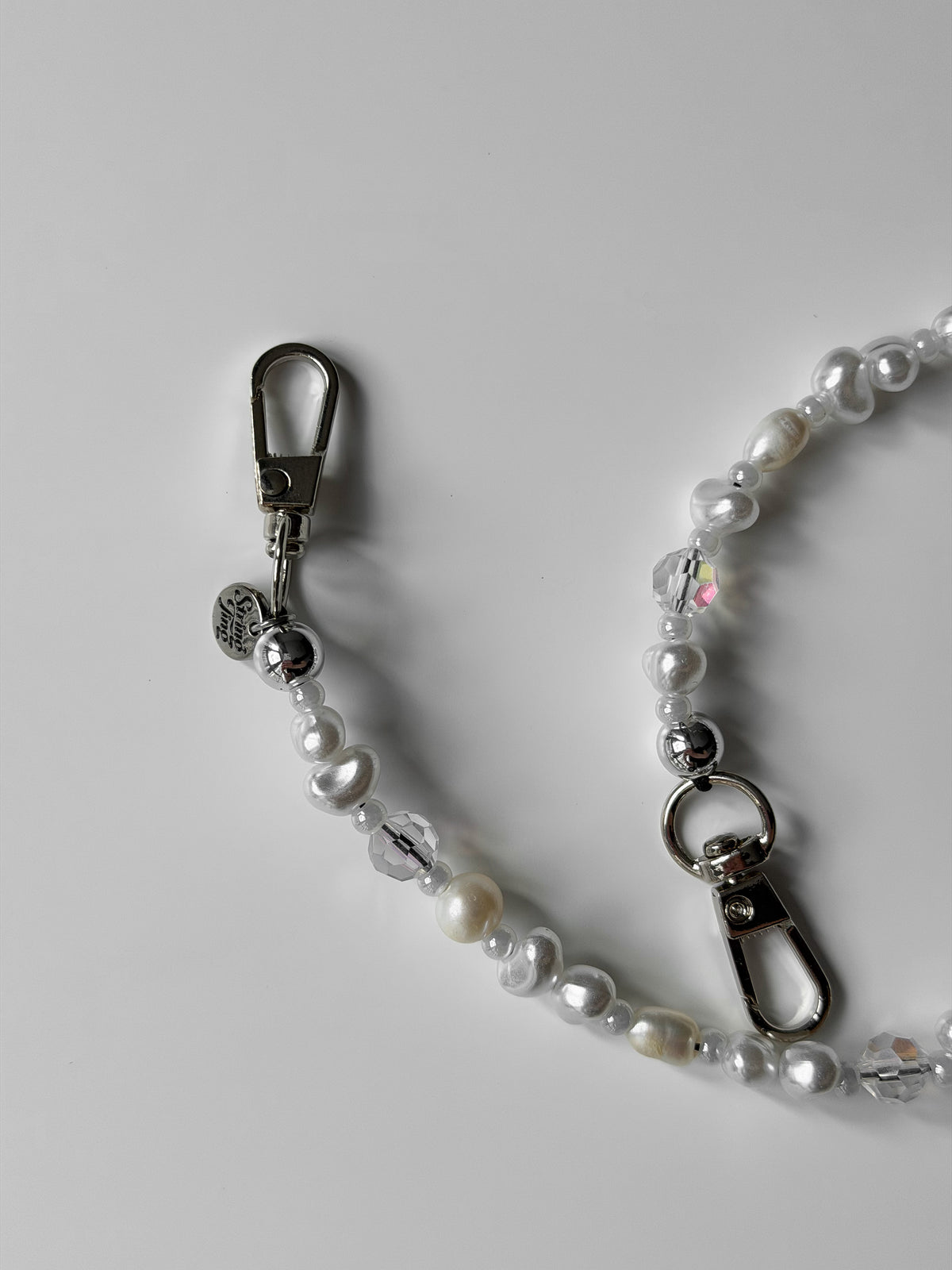Ланцюжок Crystal Pearl — крупний план намистин різної форми та карабінів