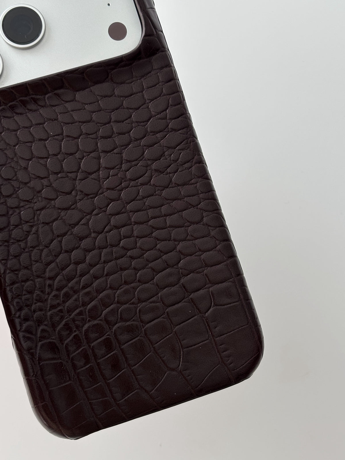 Шоколадний чохол Gator Skin для iPhone — крупний план рельєфу задньої панелі