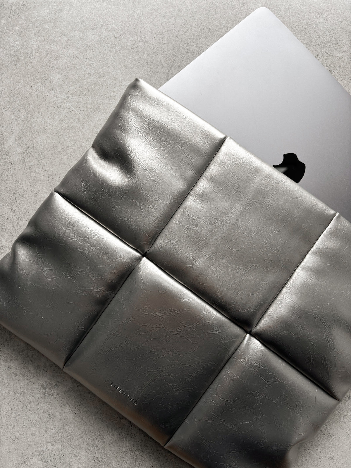 Сріблястий конверт Pillow із MacBook, що виглядає зверху