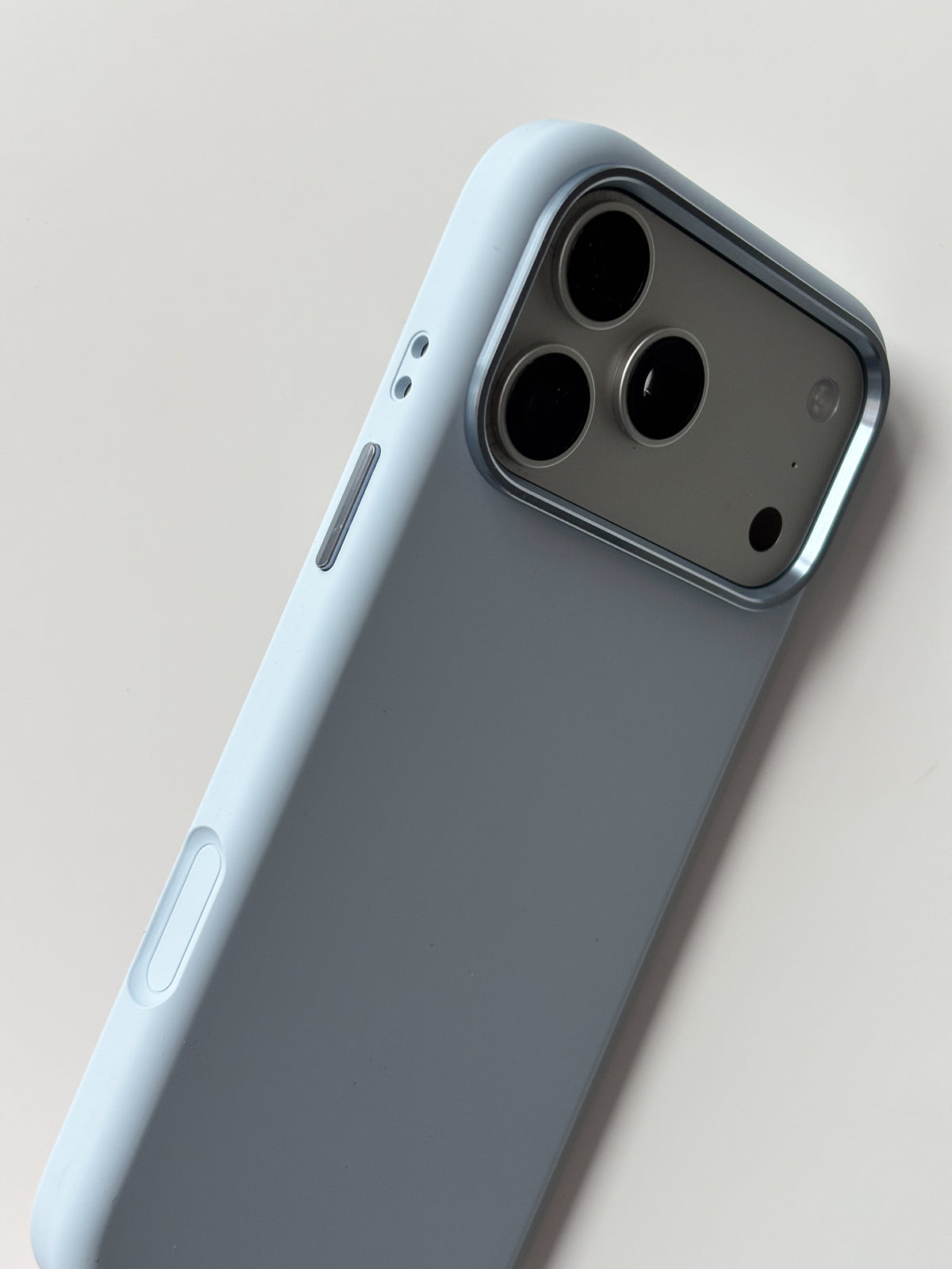 Світло-блакитний чохол для iPhone — діагональний вигляд на широку рамку камер