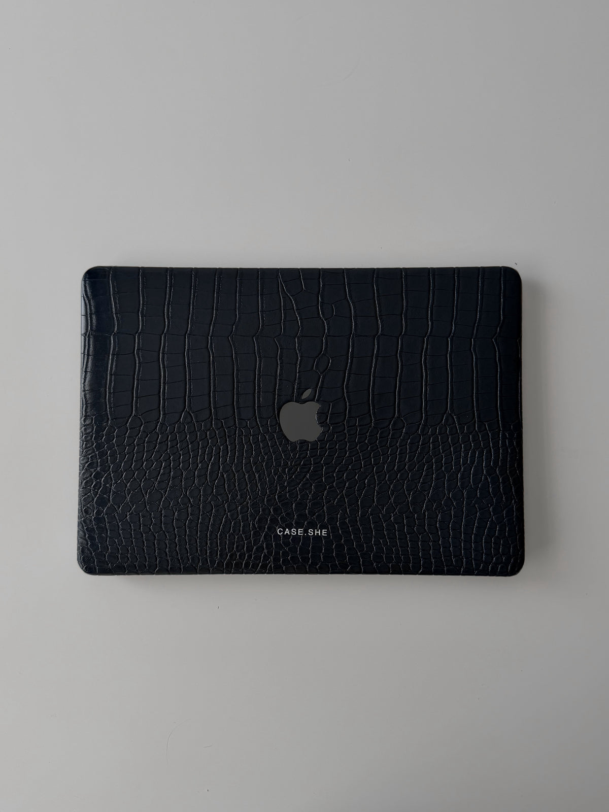 Темно-синій чохол Gator Skin для MacBook — вигляд зверху на кришку