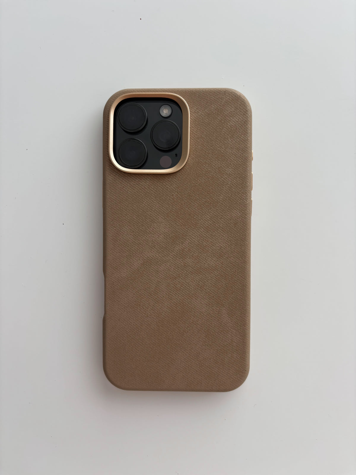 Карамельний чохол на iPhone з квадратним вирізом під камеру — вигляд ззаду