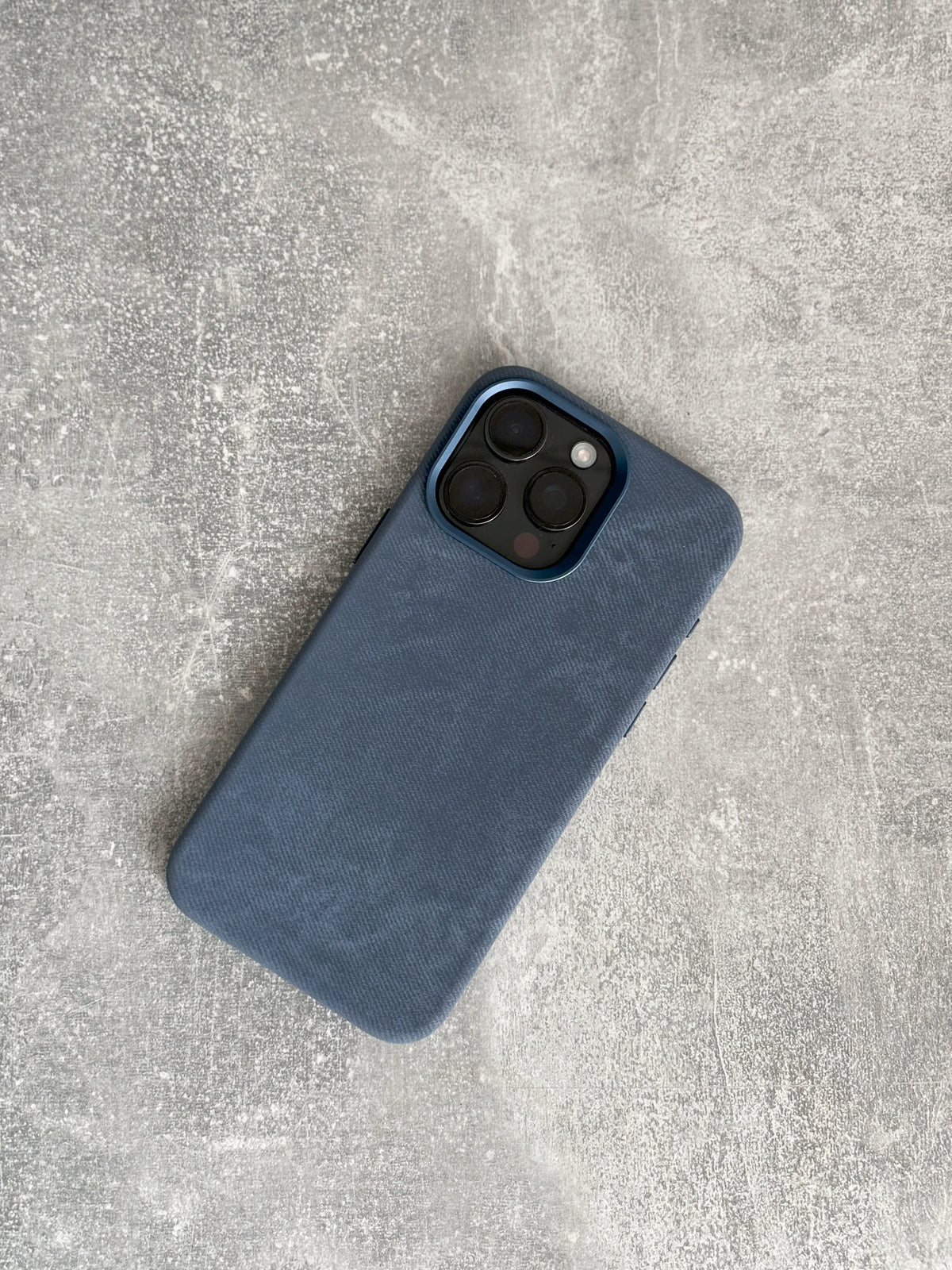 Синій чохол «Замшева м’якість» для iPhone на світлому бетоні