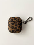 Чохол Leopard для AirPods з коричневим леопардовим принтом і карабіном — вигляд спереду