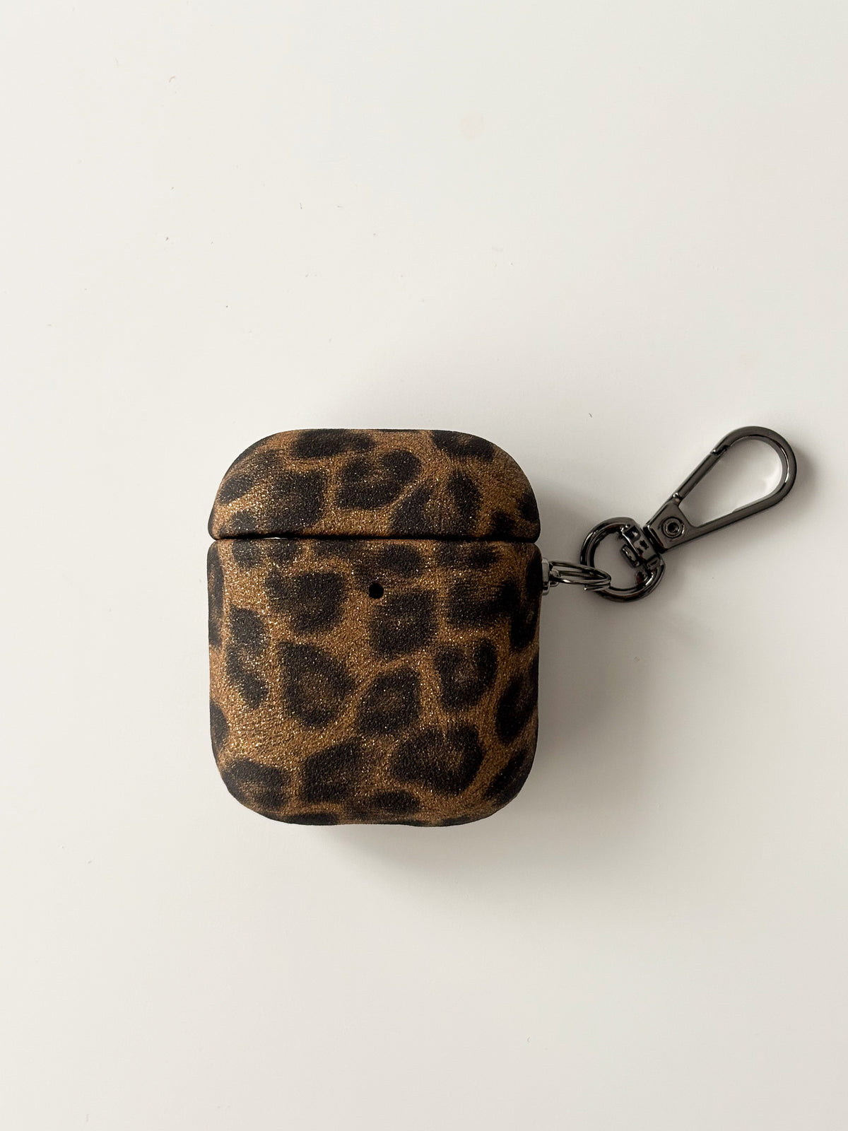 Чохол Leopard для AirPods з коричневим леопардовим принтом і карабіном — вигляд спереду