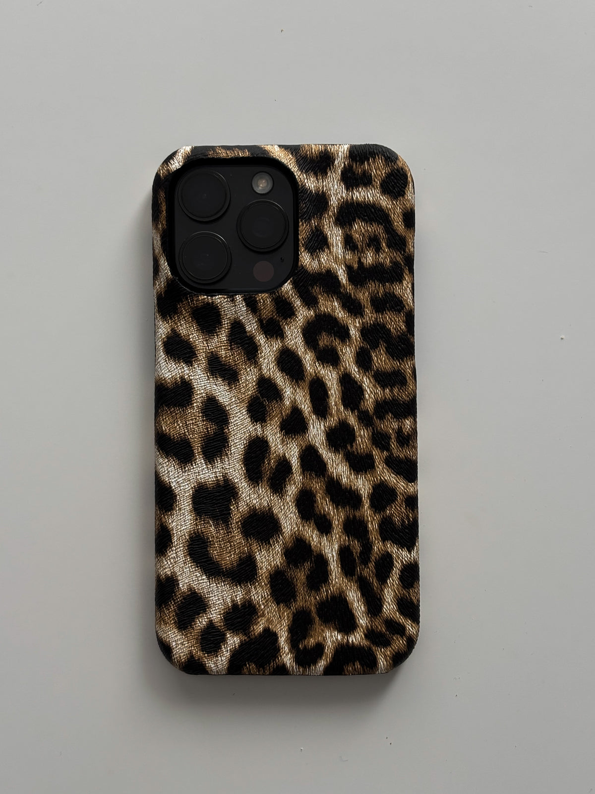 Пісочний леопардовий чохол на iPhone з квадратним вирізом під камеру — вигляд ззаду