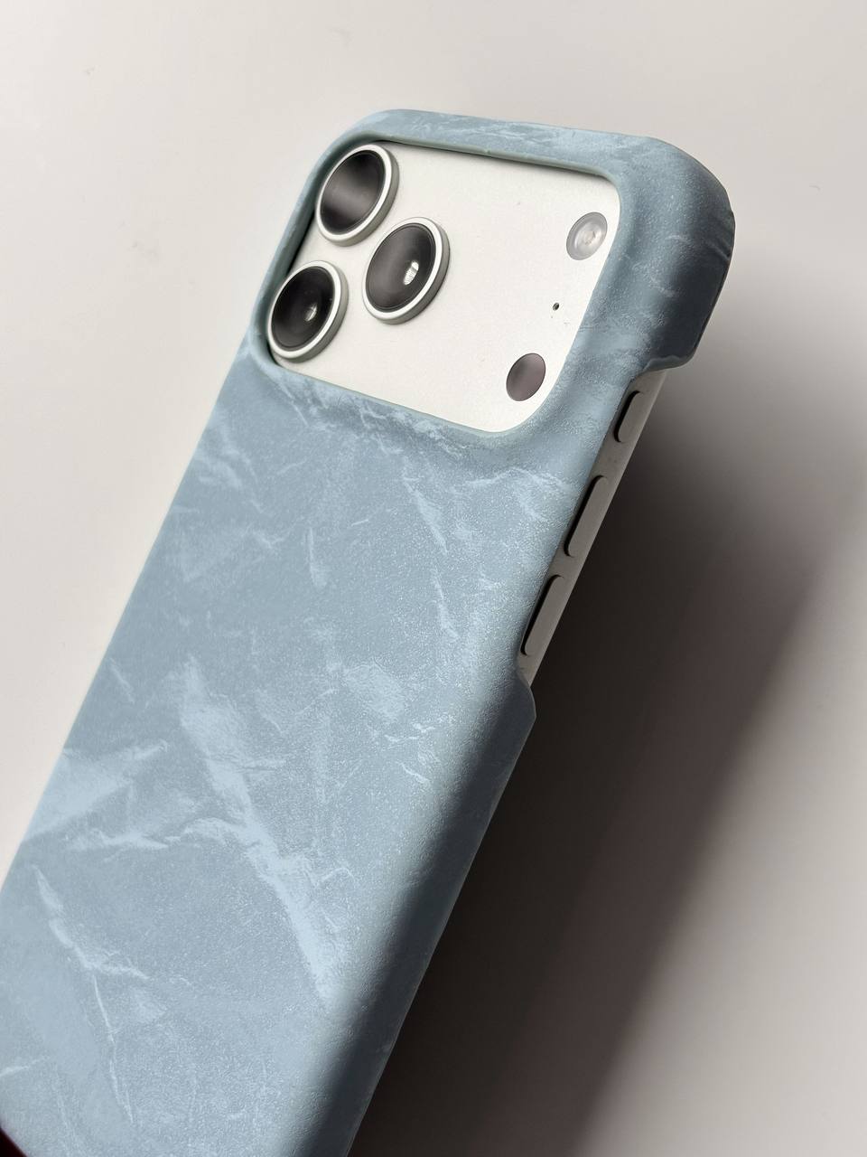 Блакитний чохол «Оксамит» для iPhone — вигляд під кутом на широкий виріз під камери