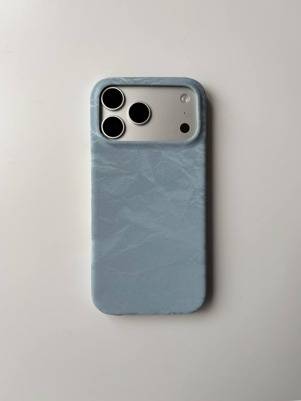 Блакитний чохол «Оксамит» для iPhone зі світлими заломами на м’якій фактурі — вигляд ззаду