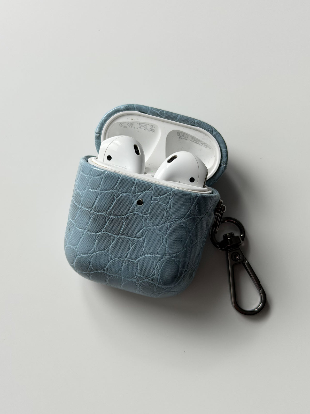 Відкритий блакитний чохол Gator Skin із навушниками AirPods усередині