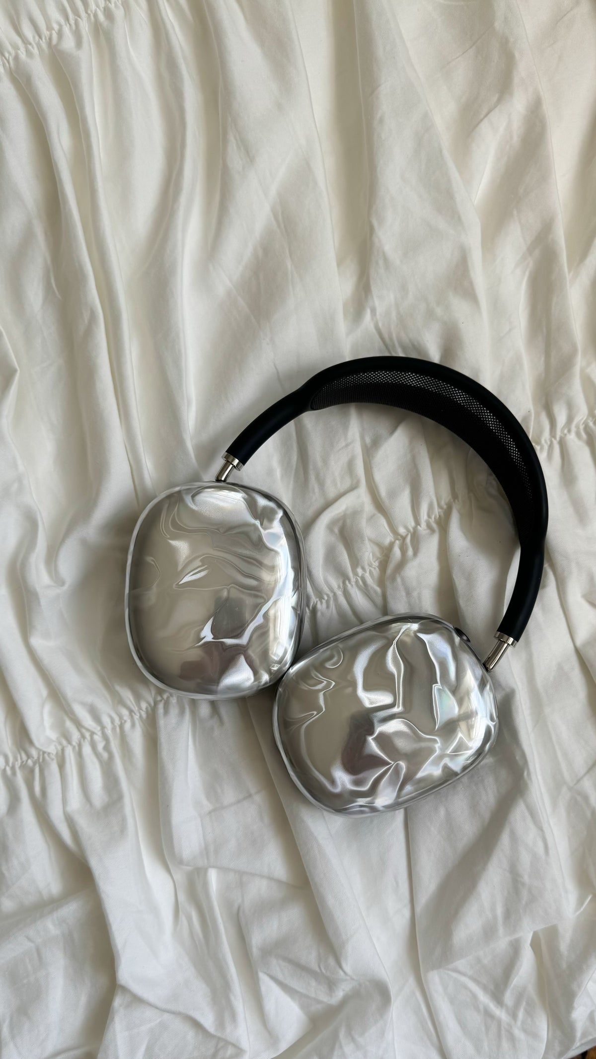 Сріблясті накладки «Сріблясті переливи» на AirPods Max на білій зім’ятій тканині