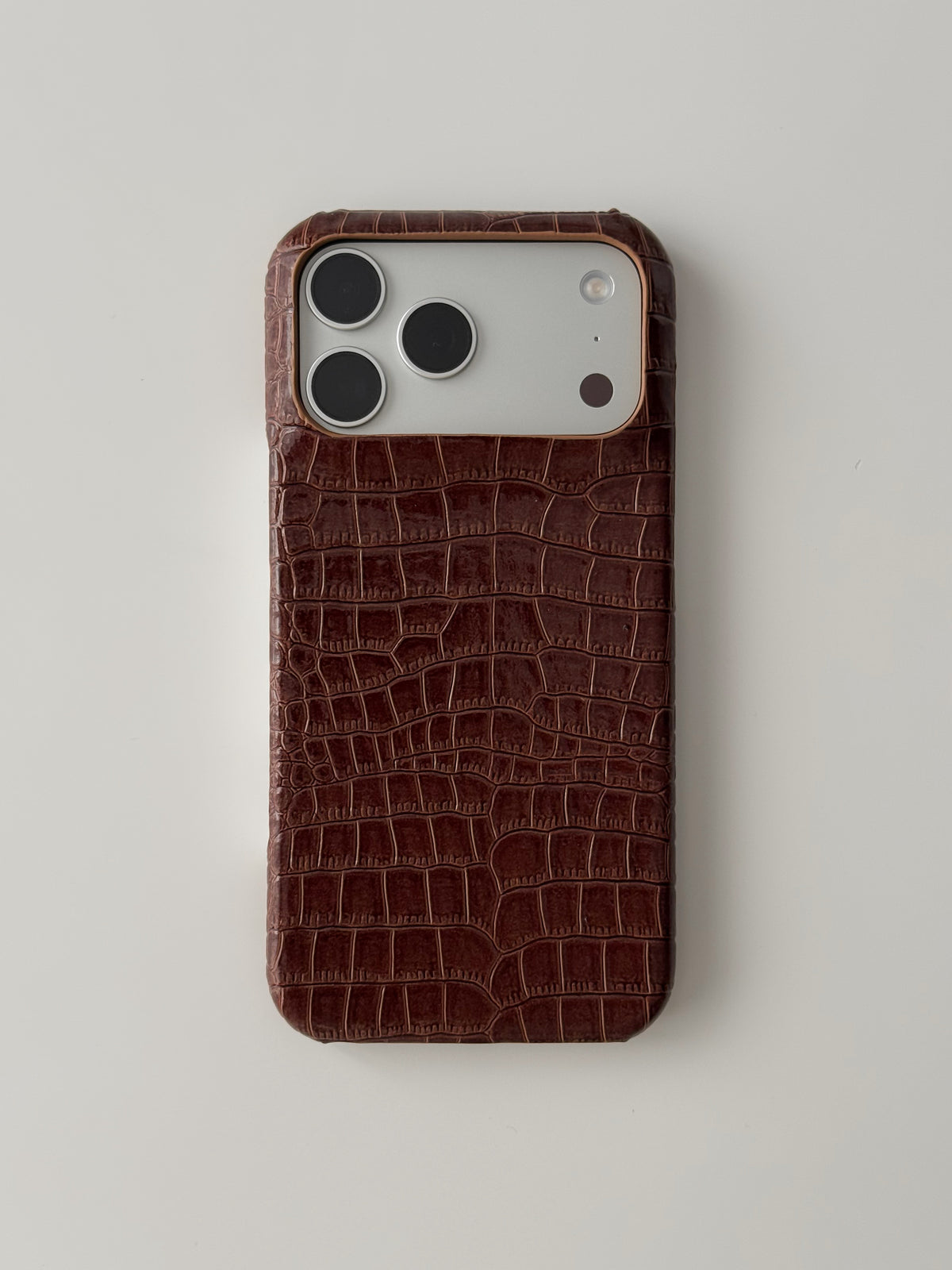Коньячно-коричневий глянцевий чохол Gator Skin для iPhone з фактурою під шкіру крокодила — вигляд ззаду
