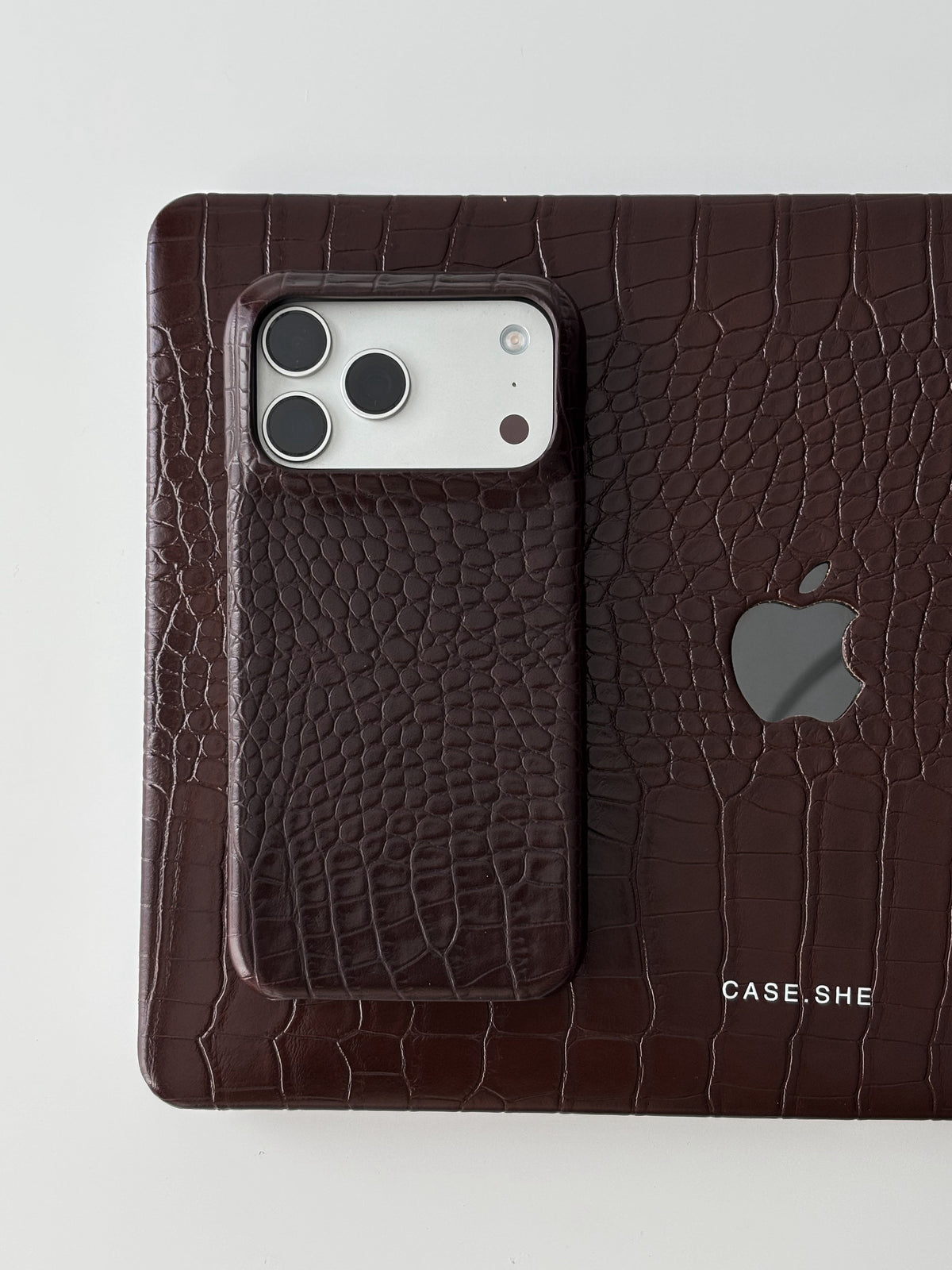 Шоколадний чохол Gator Skin для iPhone на чохлі для MacBook з такою ж фактурою та написом CASE.SHE